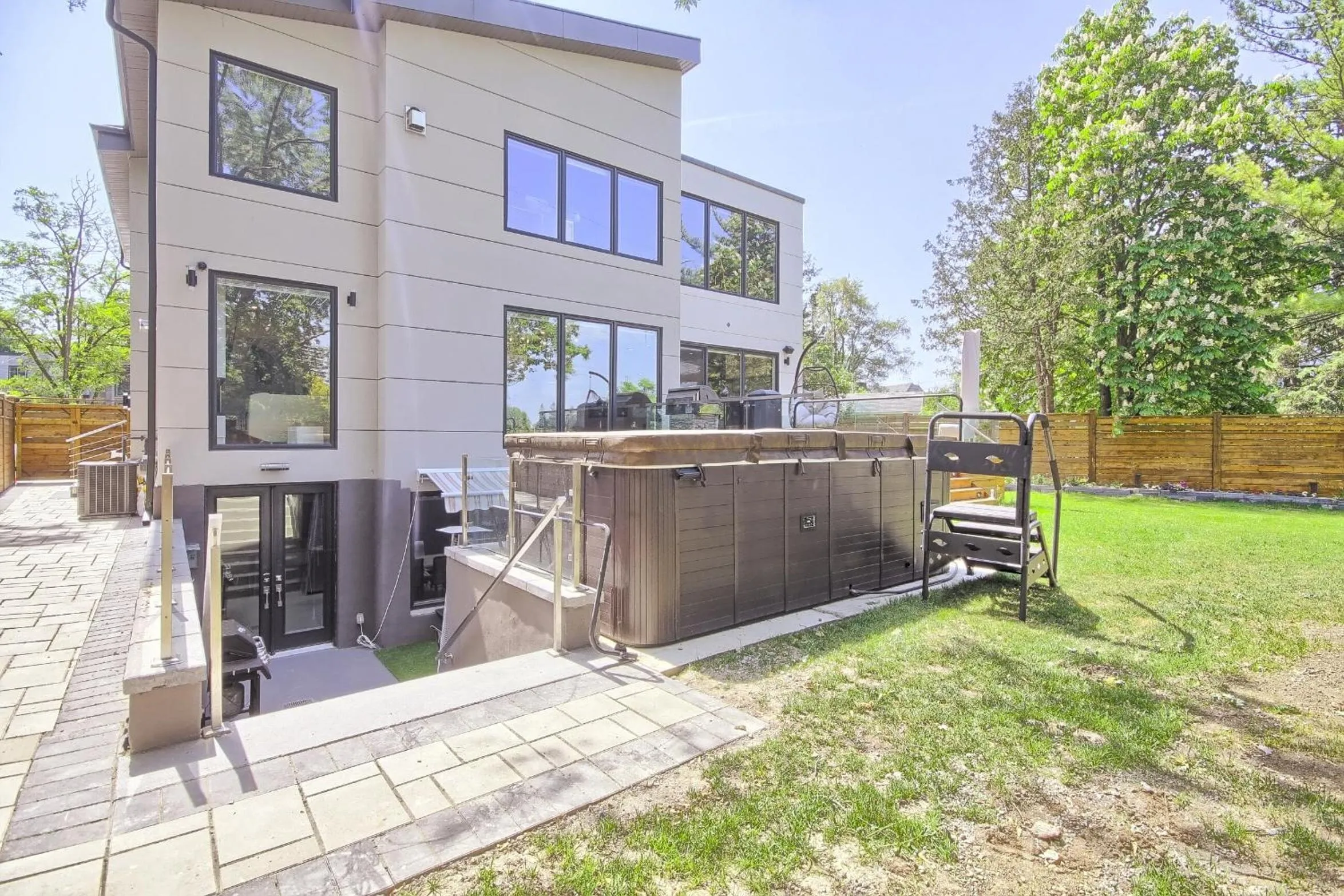 Facade/entrance in Charming and Luxurious 2BR+1Bath Guest Suite