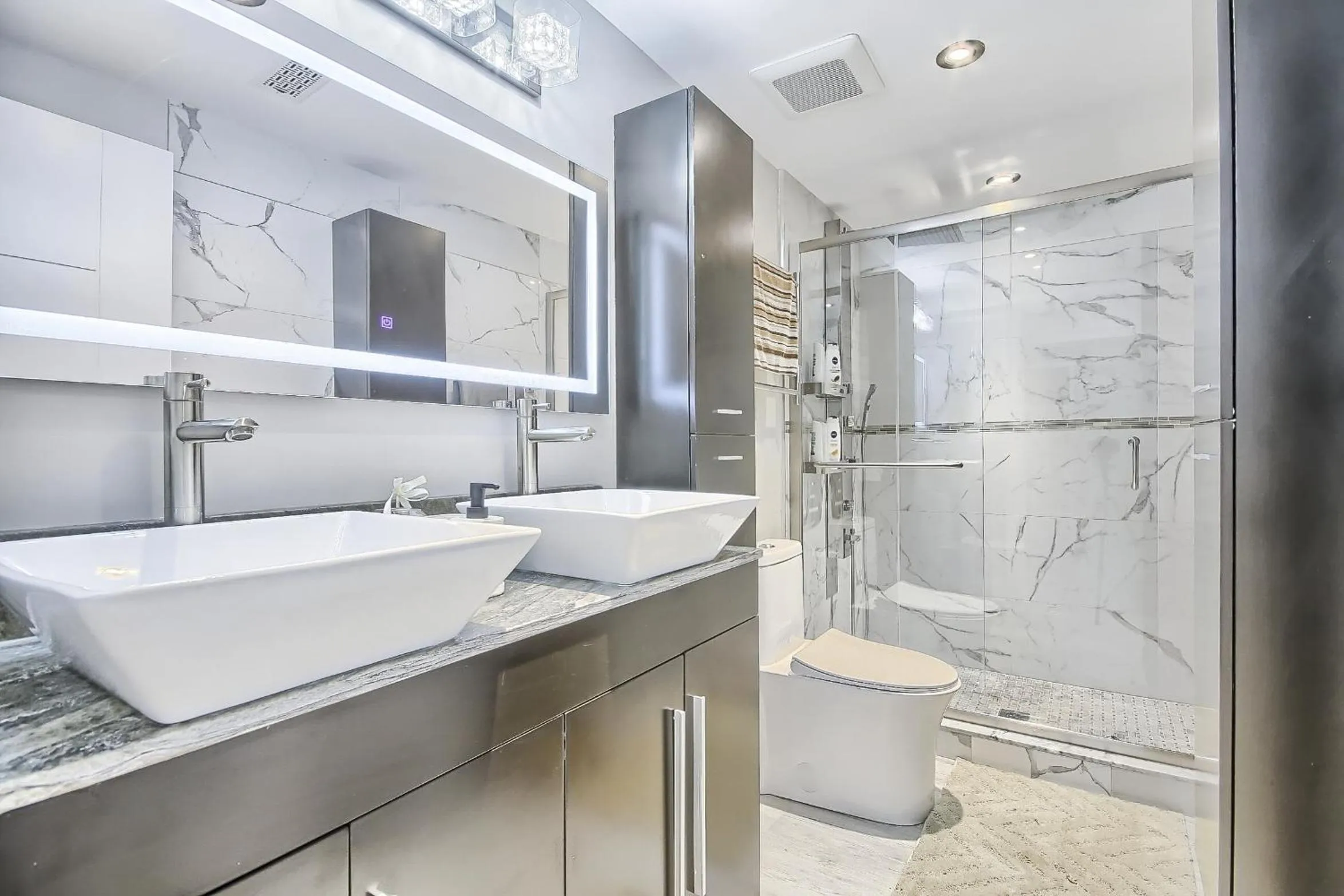 Shower in Charming and Luxurious 2BR+1Bath Guest Suite