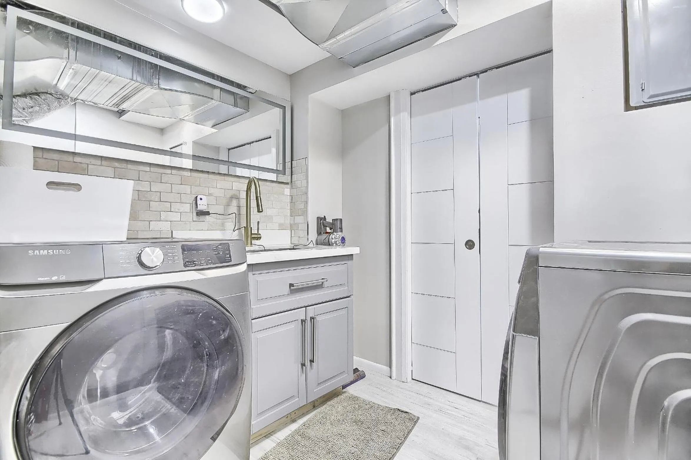 washing machine in Charming and Luxurious 2BR+1Bath Guest Suite