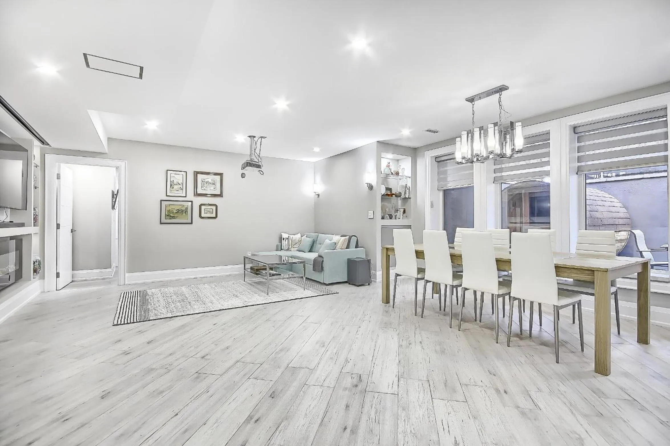 Living room in Charming and Luxurious 2BR+1Bath Guest Suite