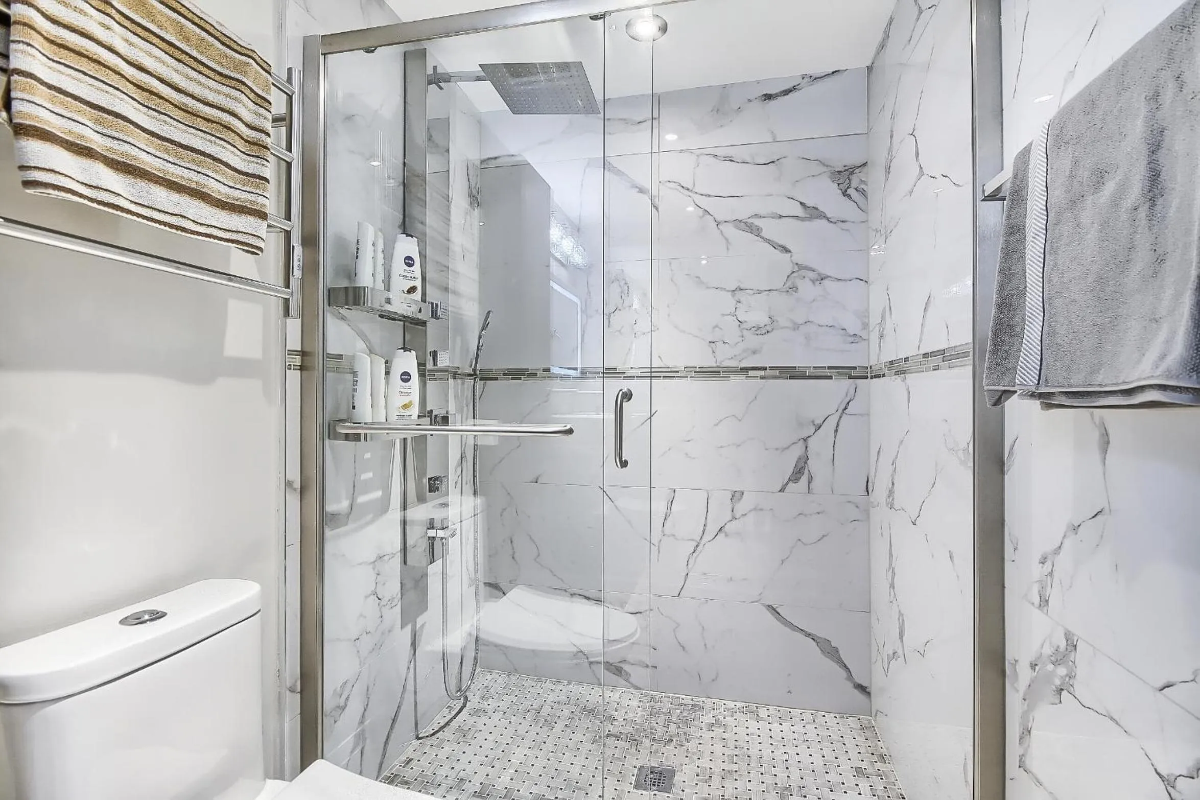 Shower in Charming and Luxurious 2BR+1Bath Guest Suite