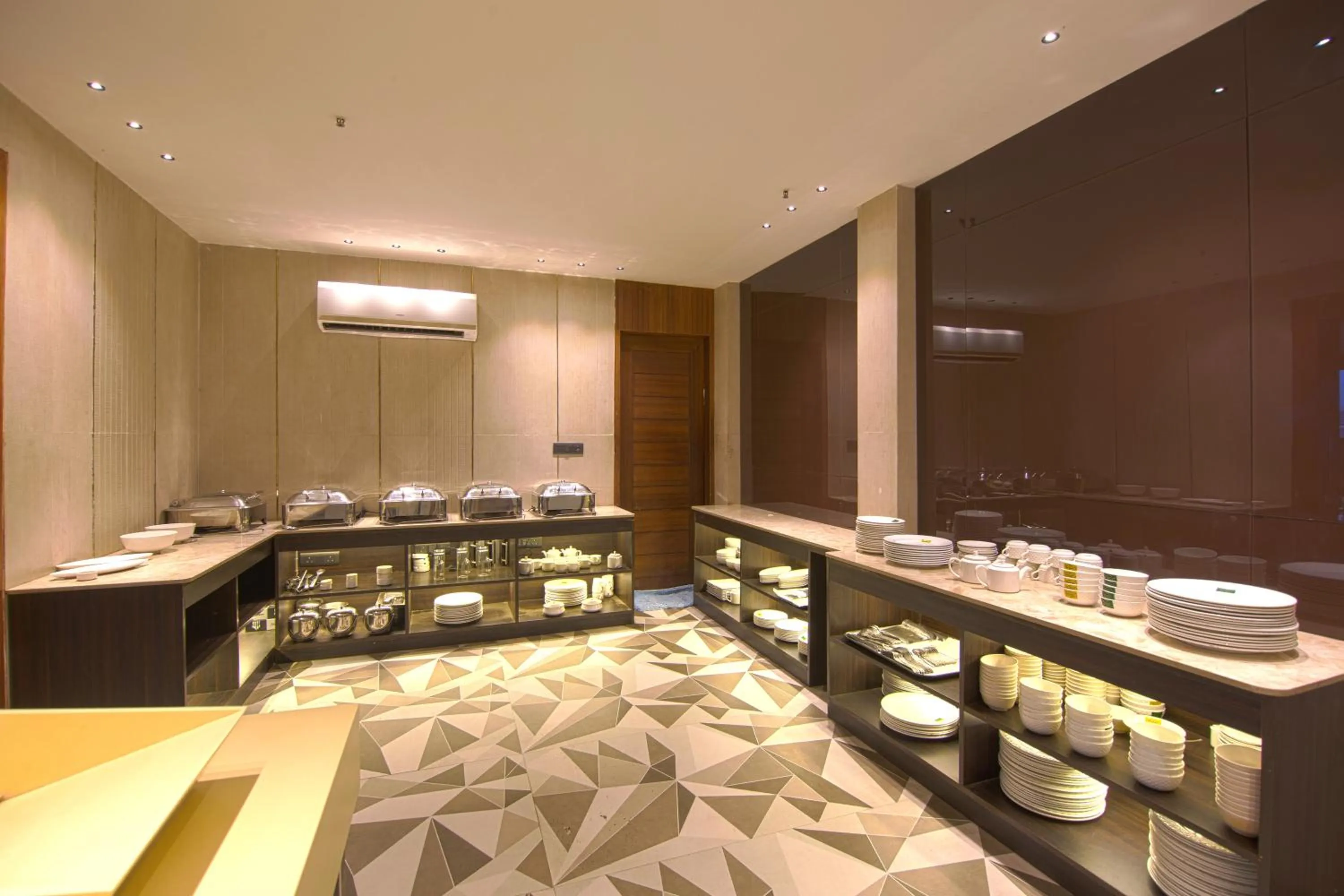 Buffet breakfast in Hotel Bay Laurel Retreat