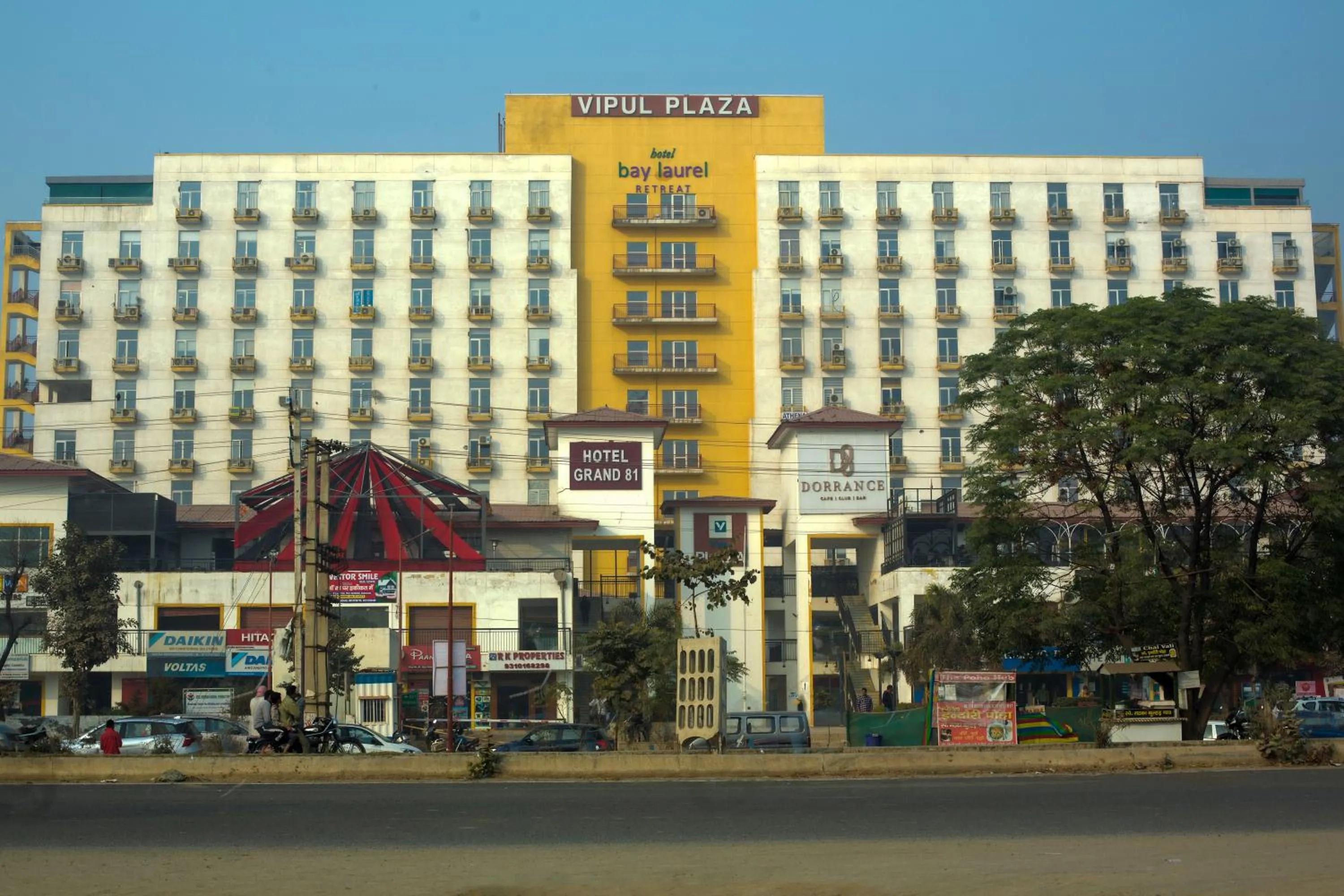 Property building in Hotel Bay Laurel Retreat