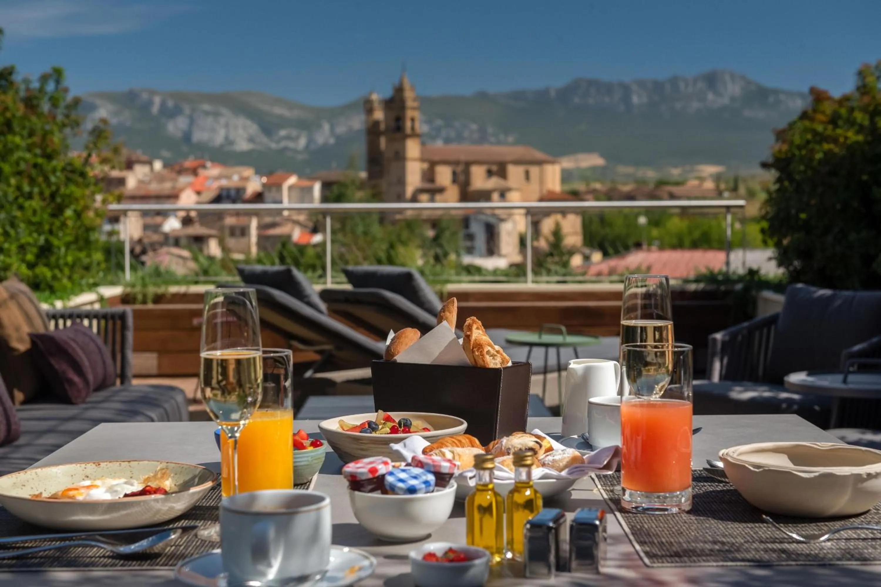 Photo of the whole room in Hotel Marqués de Riscal, a Luxury Collection Hotel, Elciego