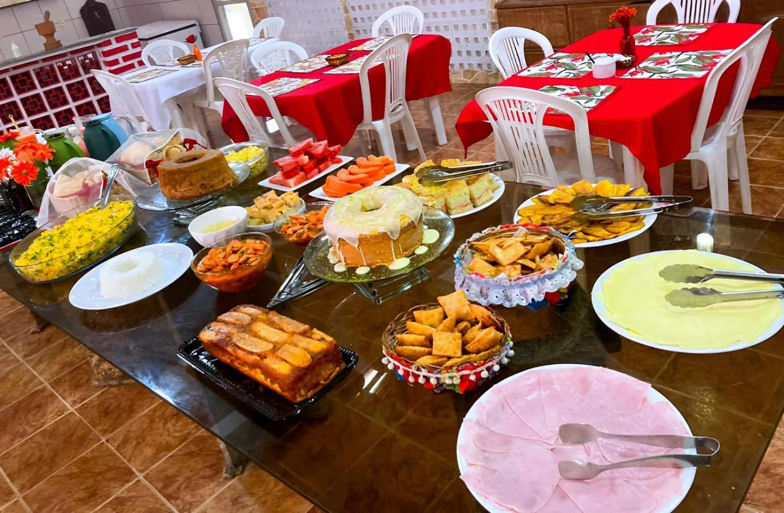 Buffet breakfast in Pousada Villa Coelho