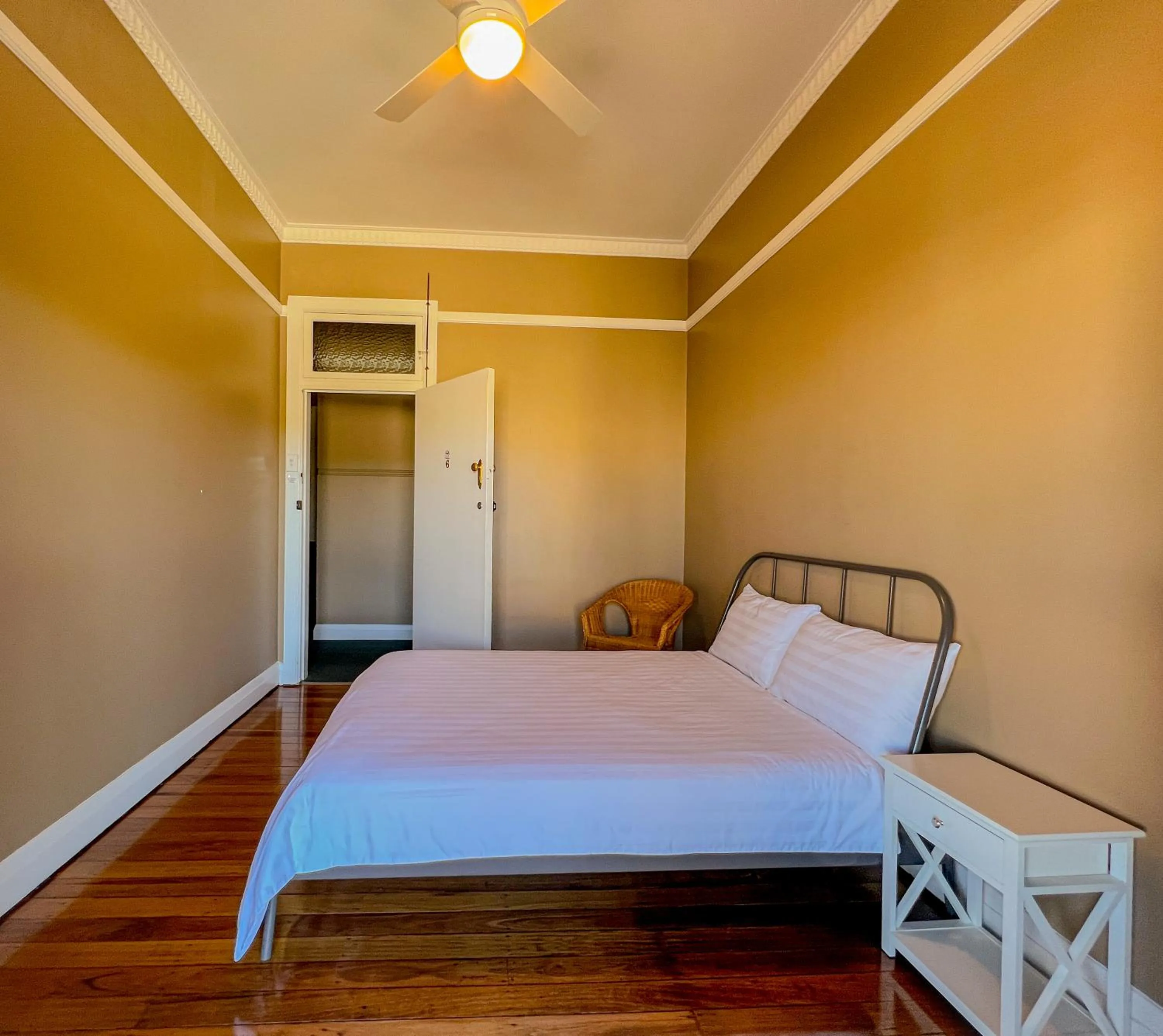 Bedroom, Bed in Commercial Hotel Bega
