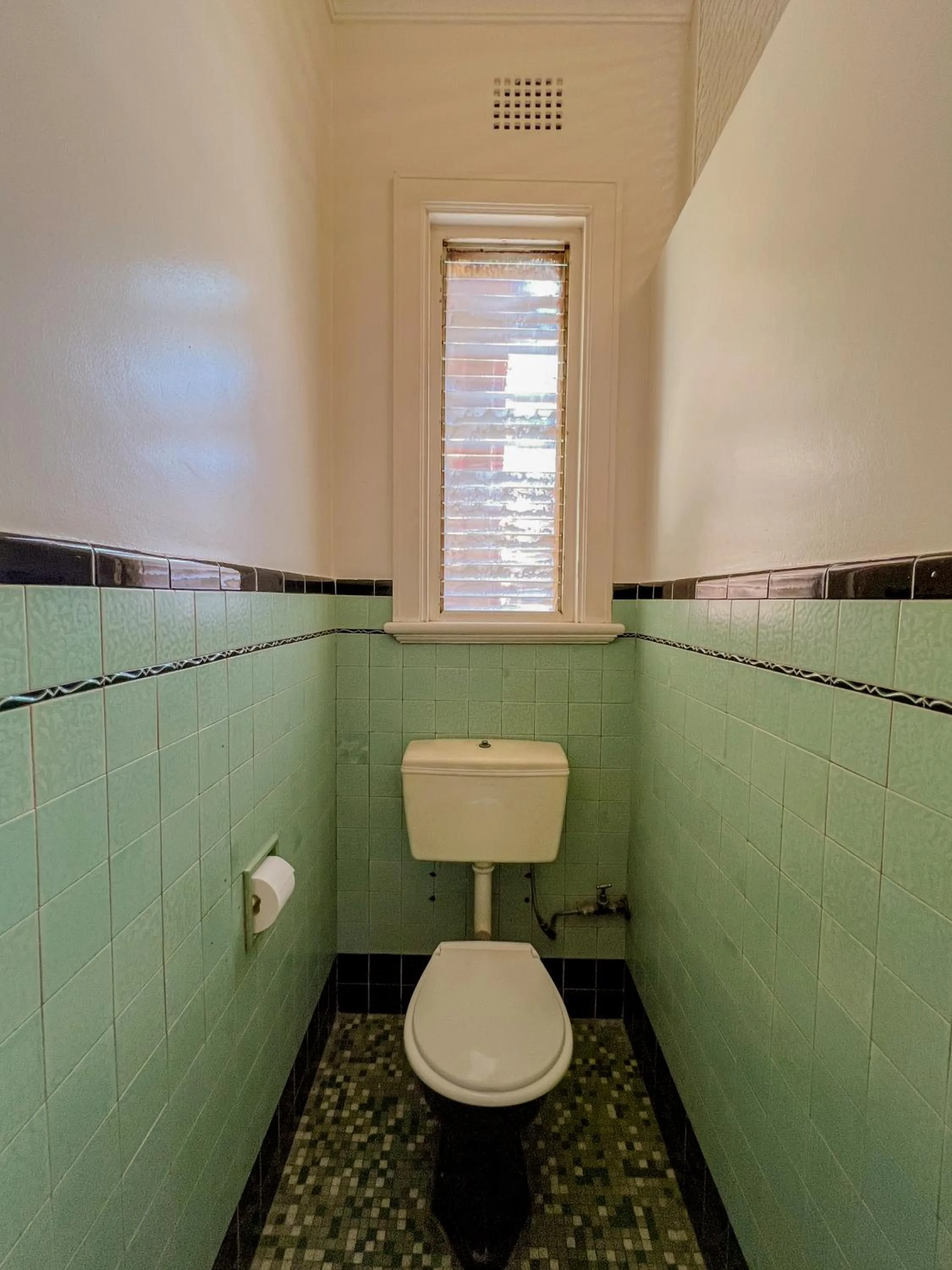 Toilet in Commercial Hotel Bega