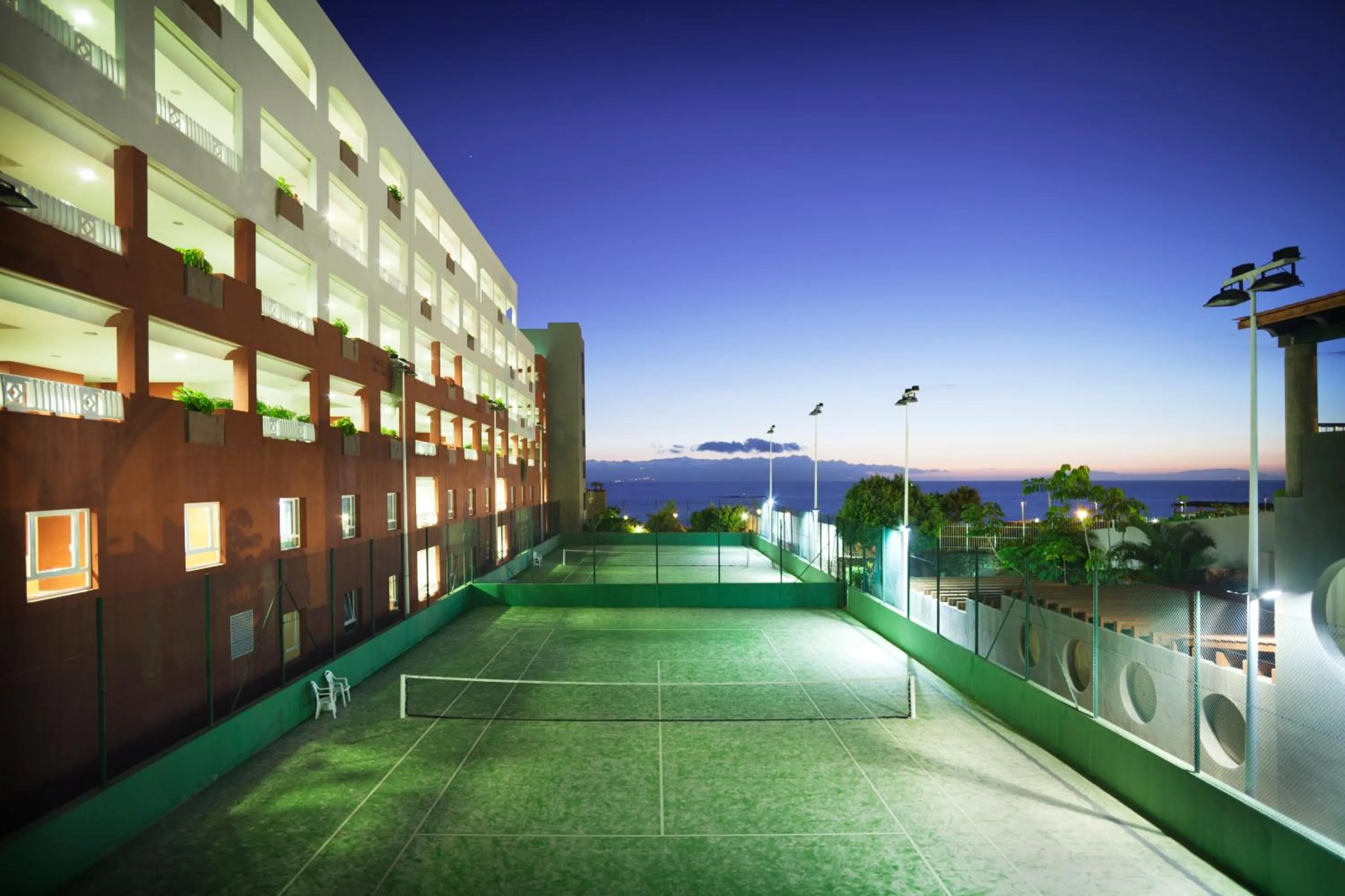 Tennis court in Adrián Hoteles Roca Nivaria