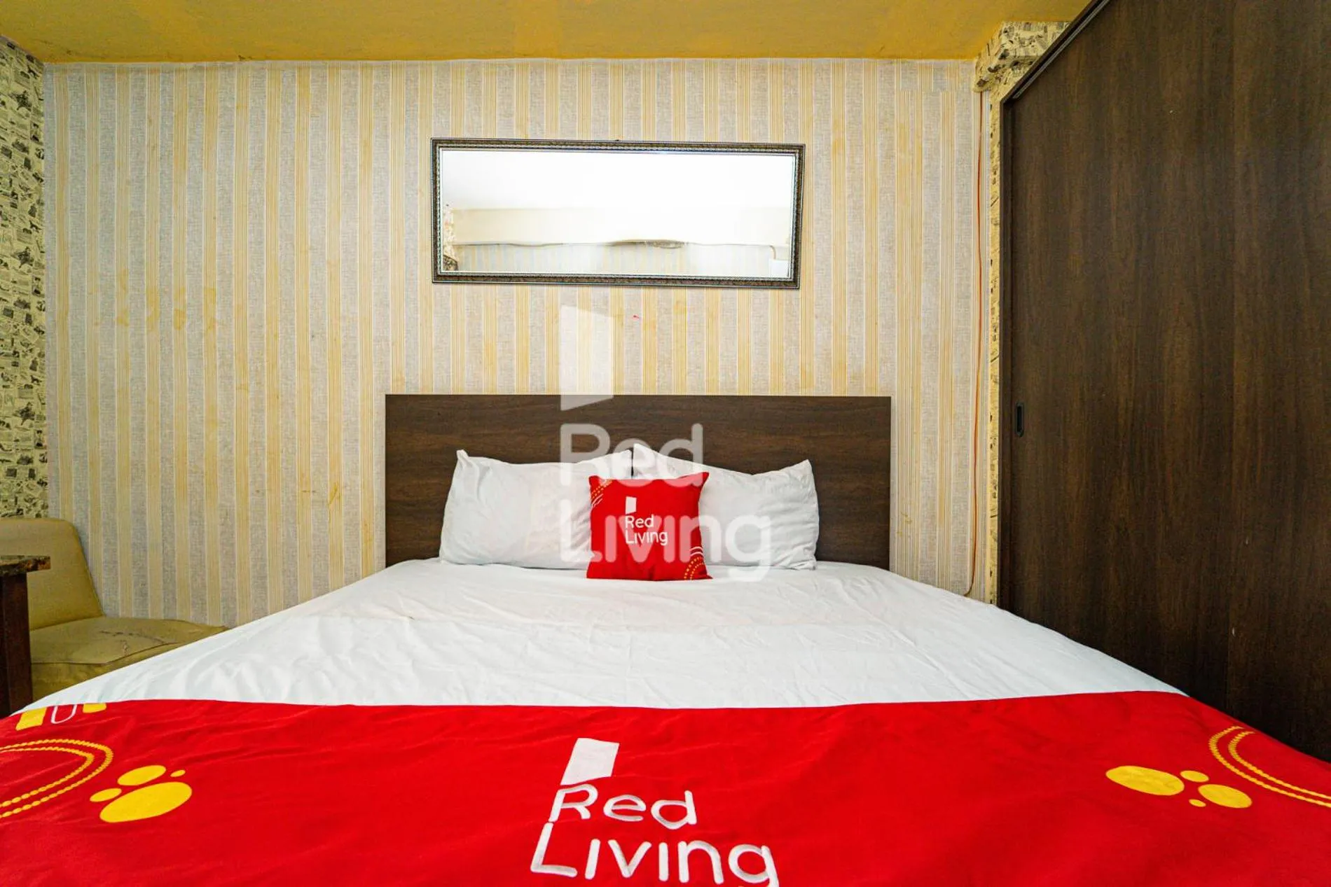 Bedroom, Bed in RedLiving Apartemen Kalibata City - Homy Jasen Tower Jasmine