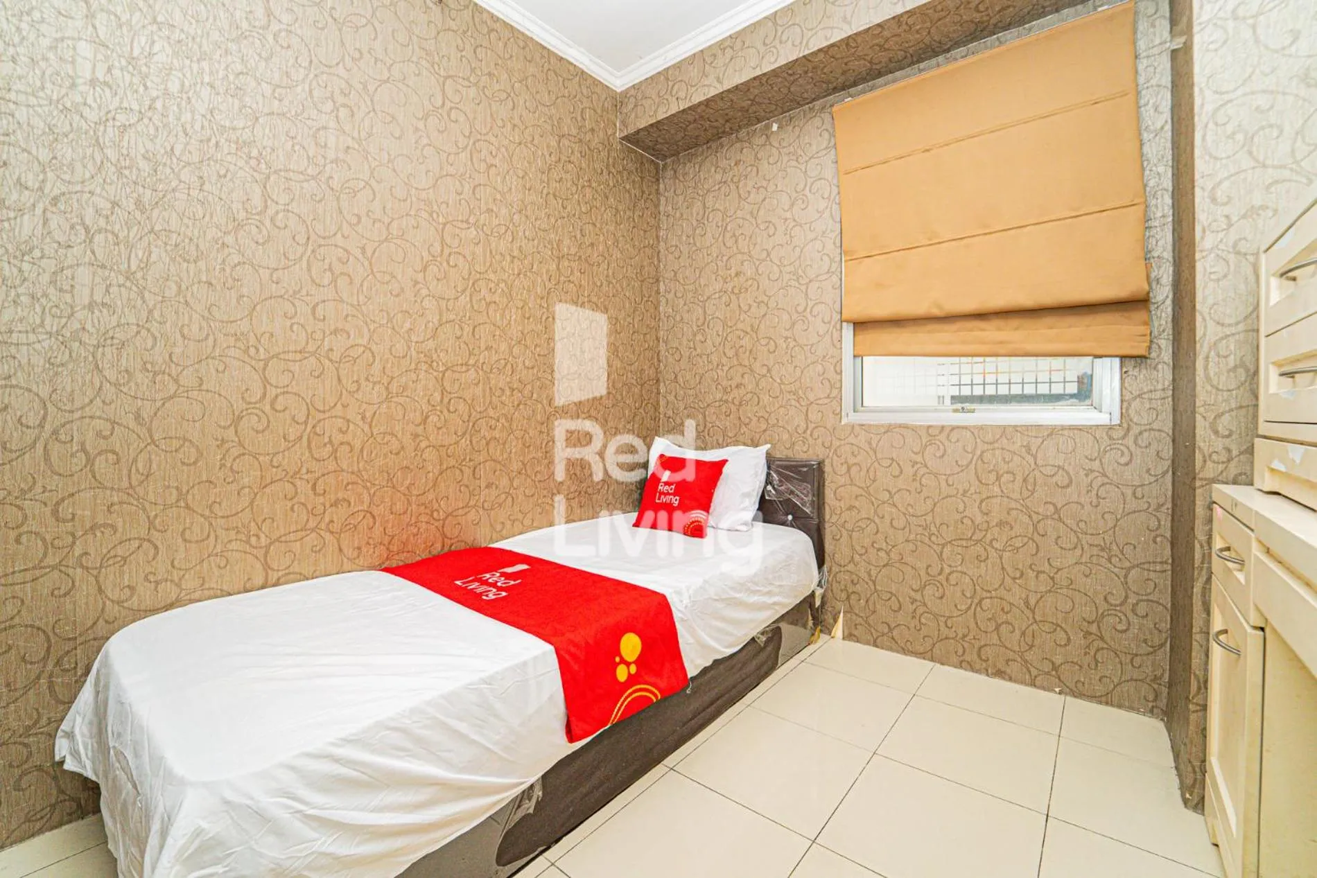 Bedroom, Bed in RedLiving Apartemen Kalibata City - Homy Jasen Tower Jasmine