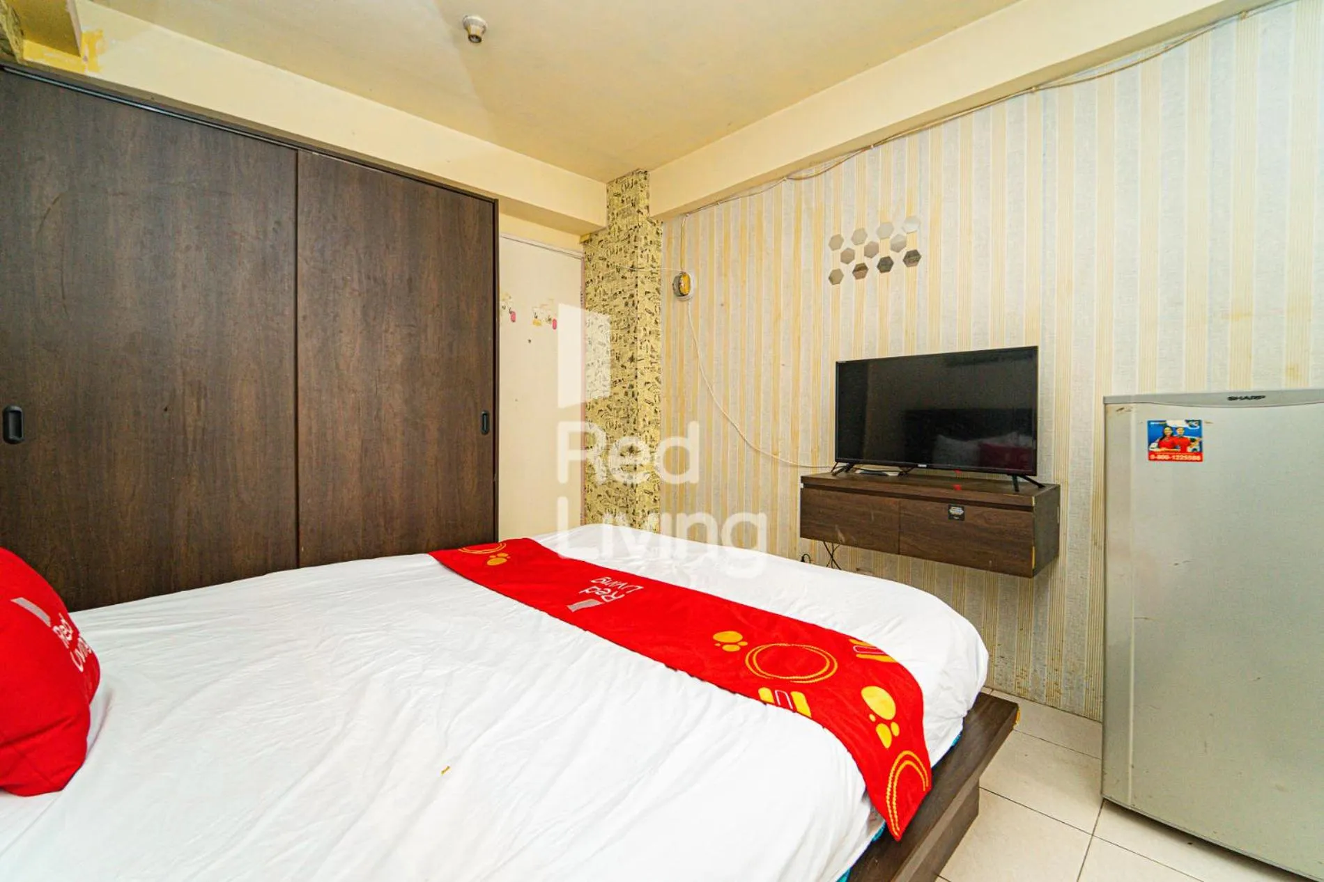 Bedroom, Bed in RedLiving Apartemen Kalibata City - Homy Jasen Tower Jasmine