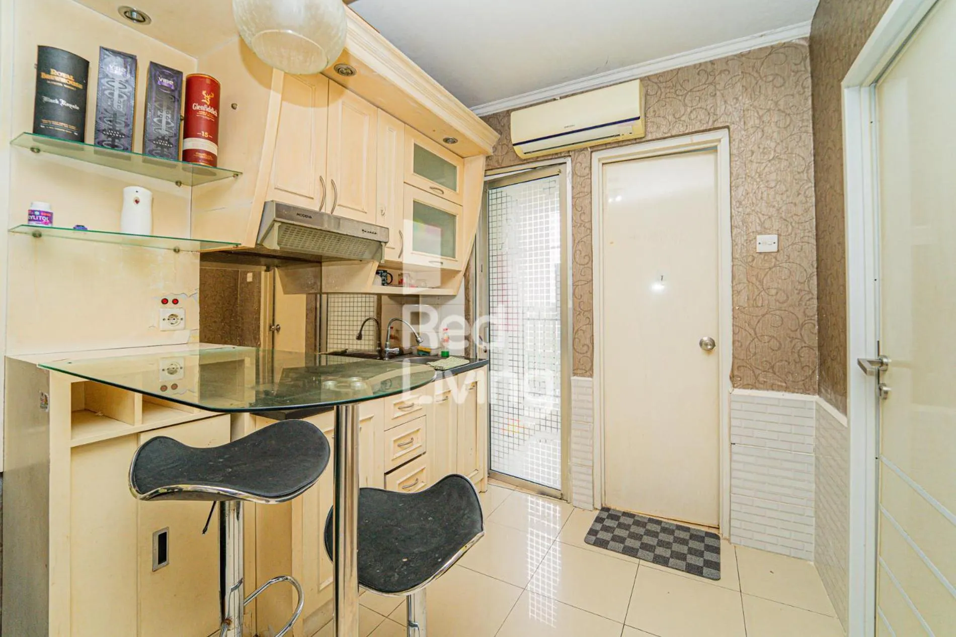 Kitchen or kitchenette in RedLiving Apartemen Kalibata City - Homy Jasen Tower Jasmine