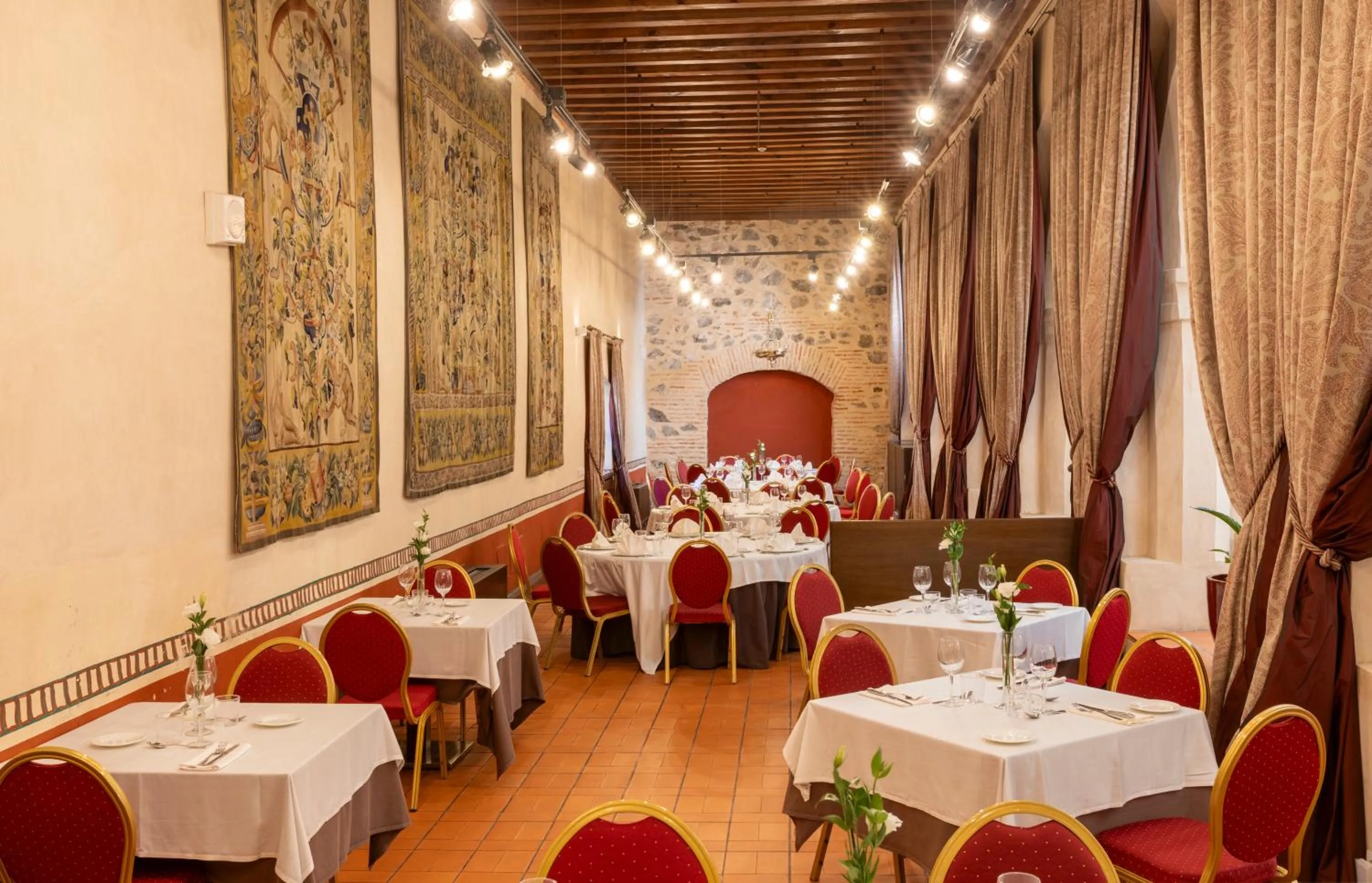 Restaurant/places to eat in Hotel San Antonio el Real