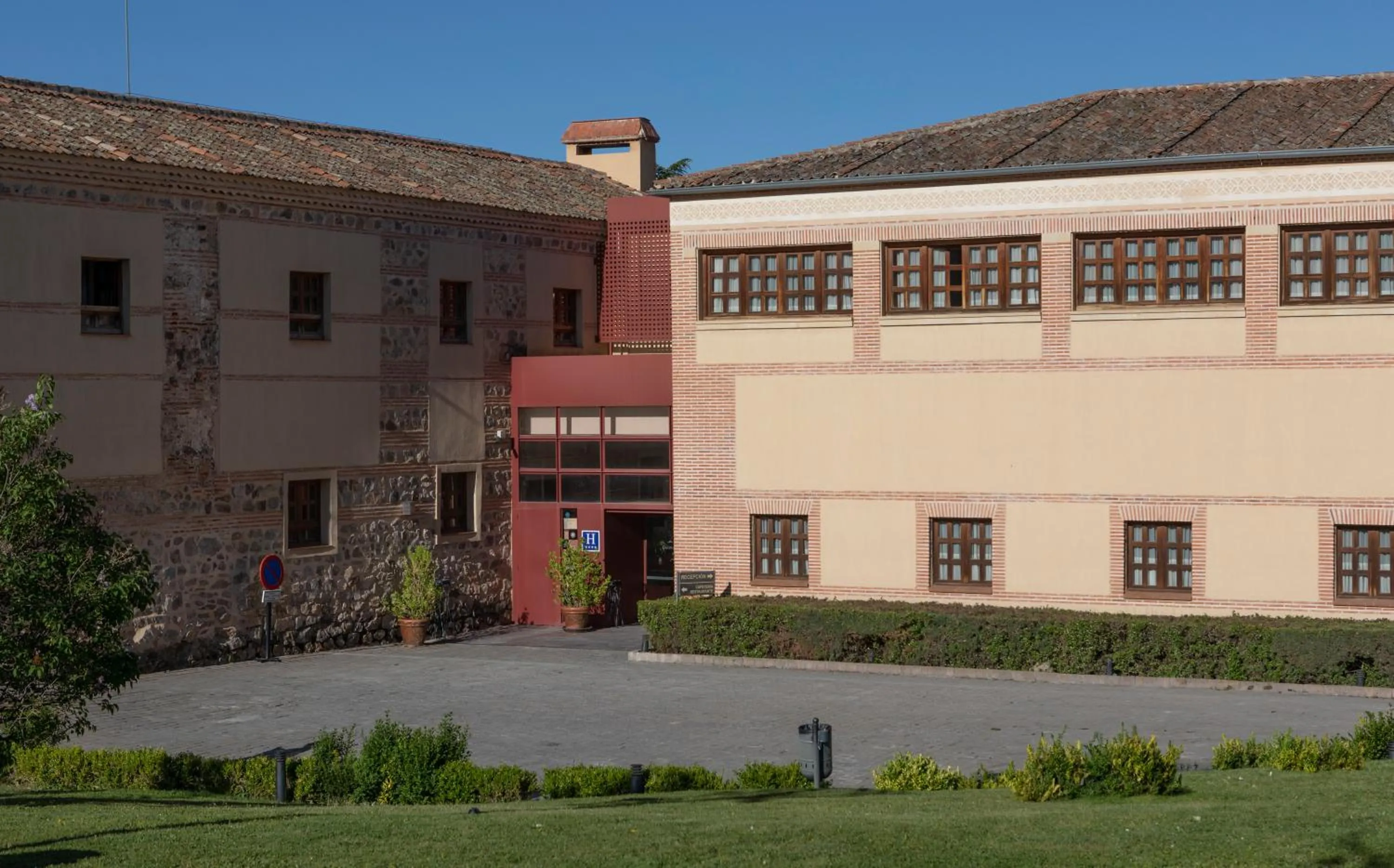 Property building in Hotel San Antonio el Real