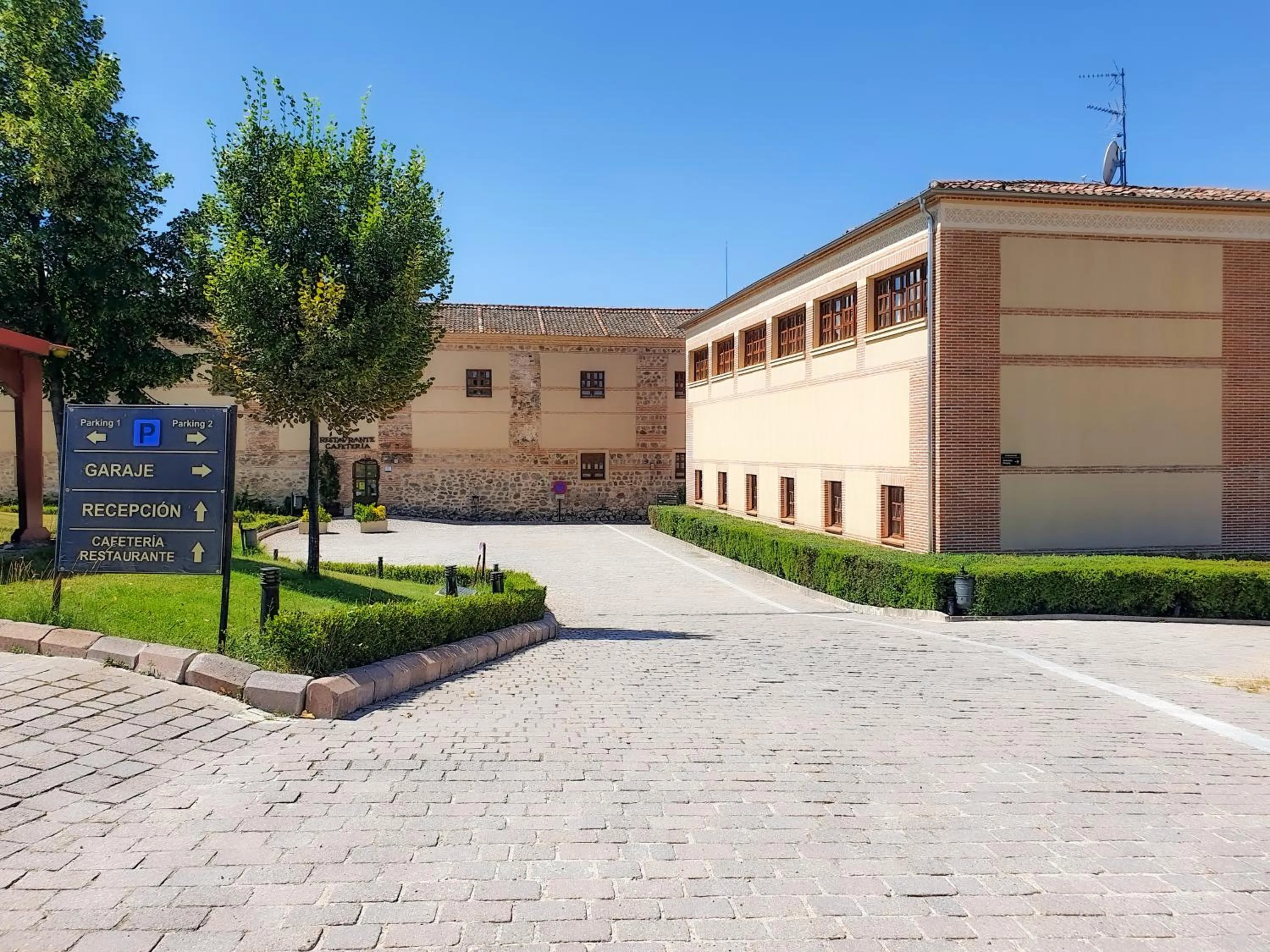 Property building in Hotel San Antonio el Real