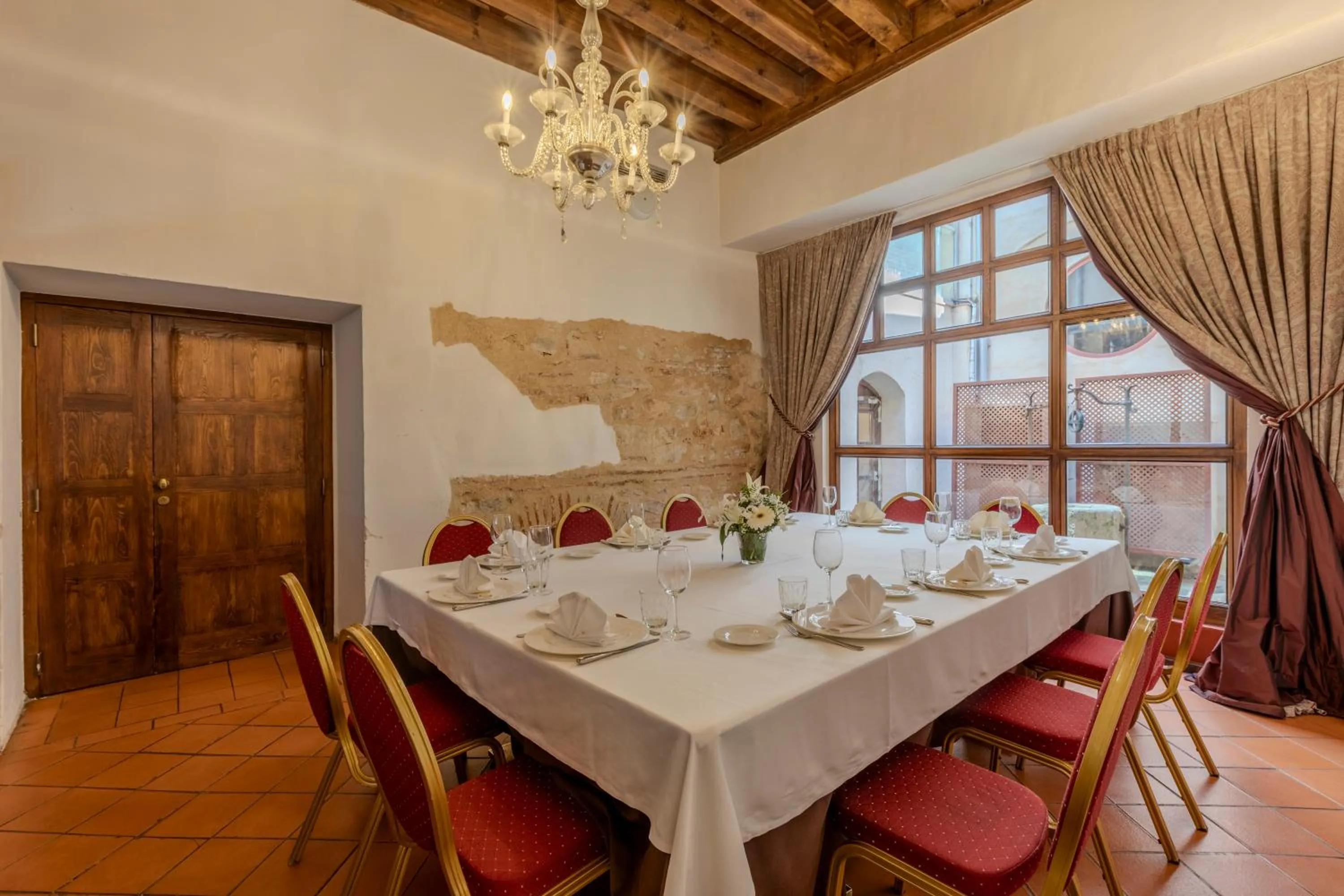 Restaurant/places to eat in Hotel San Antonio el Real