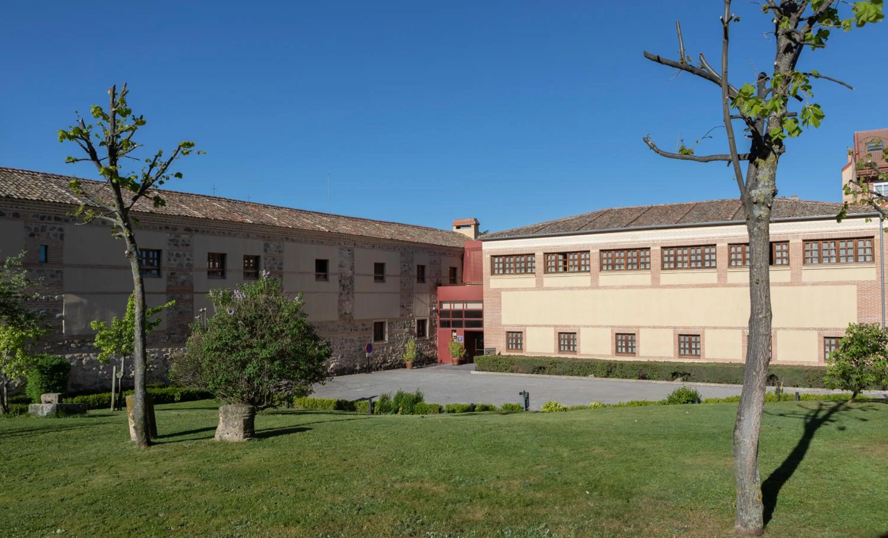 Property building in Hotel San Antonio el Real