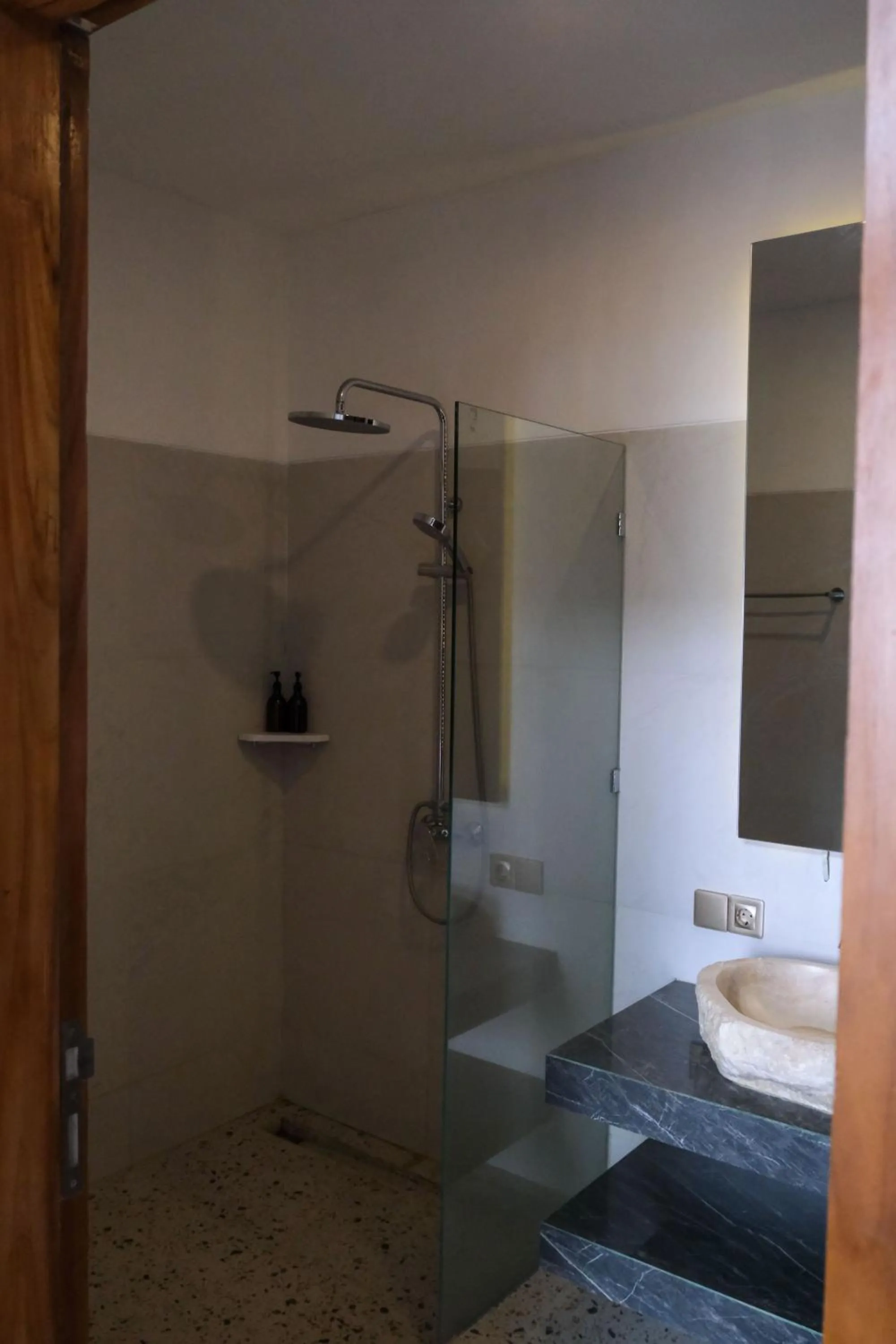 Shower in Khamara Nusa Penida