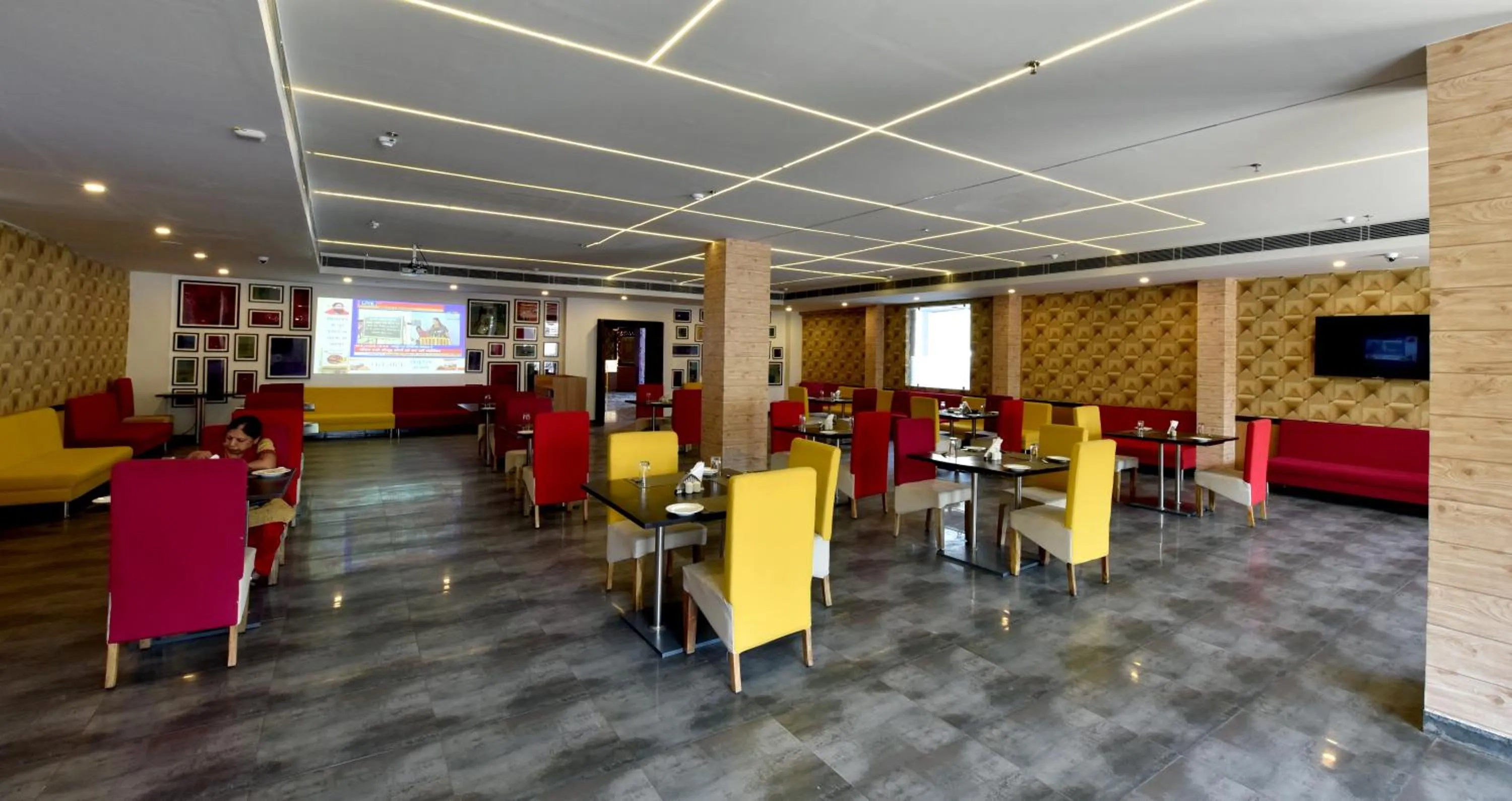 Restaurant/places to eat in COSMOPOLITAN