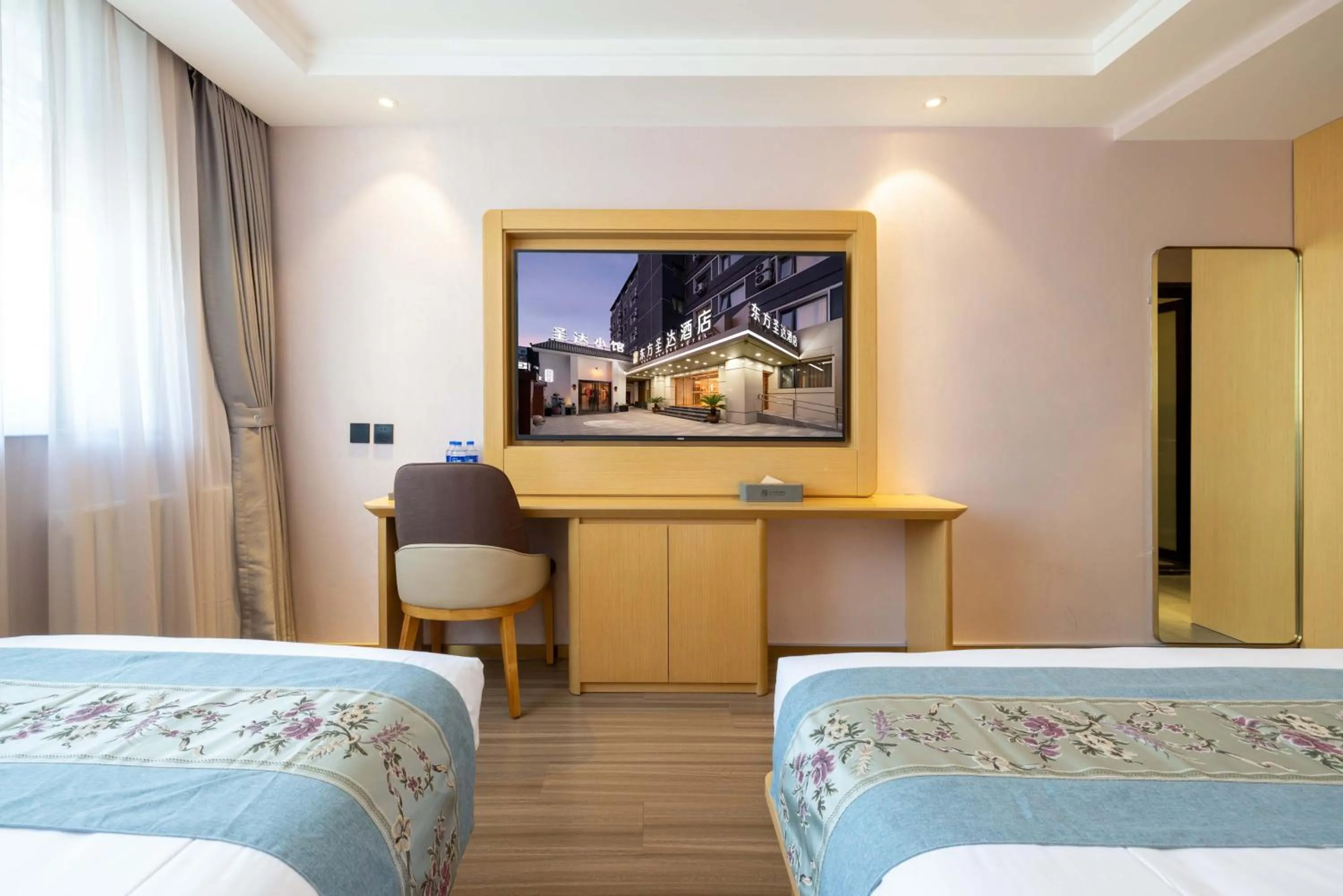 Bed in East Sacred Hotel--Beijing Tiananmen Square ,the Forbidden City,Wangfujing Street,Located in the city center