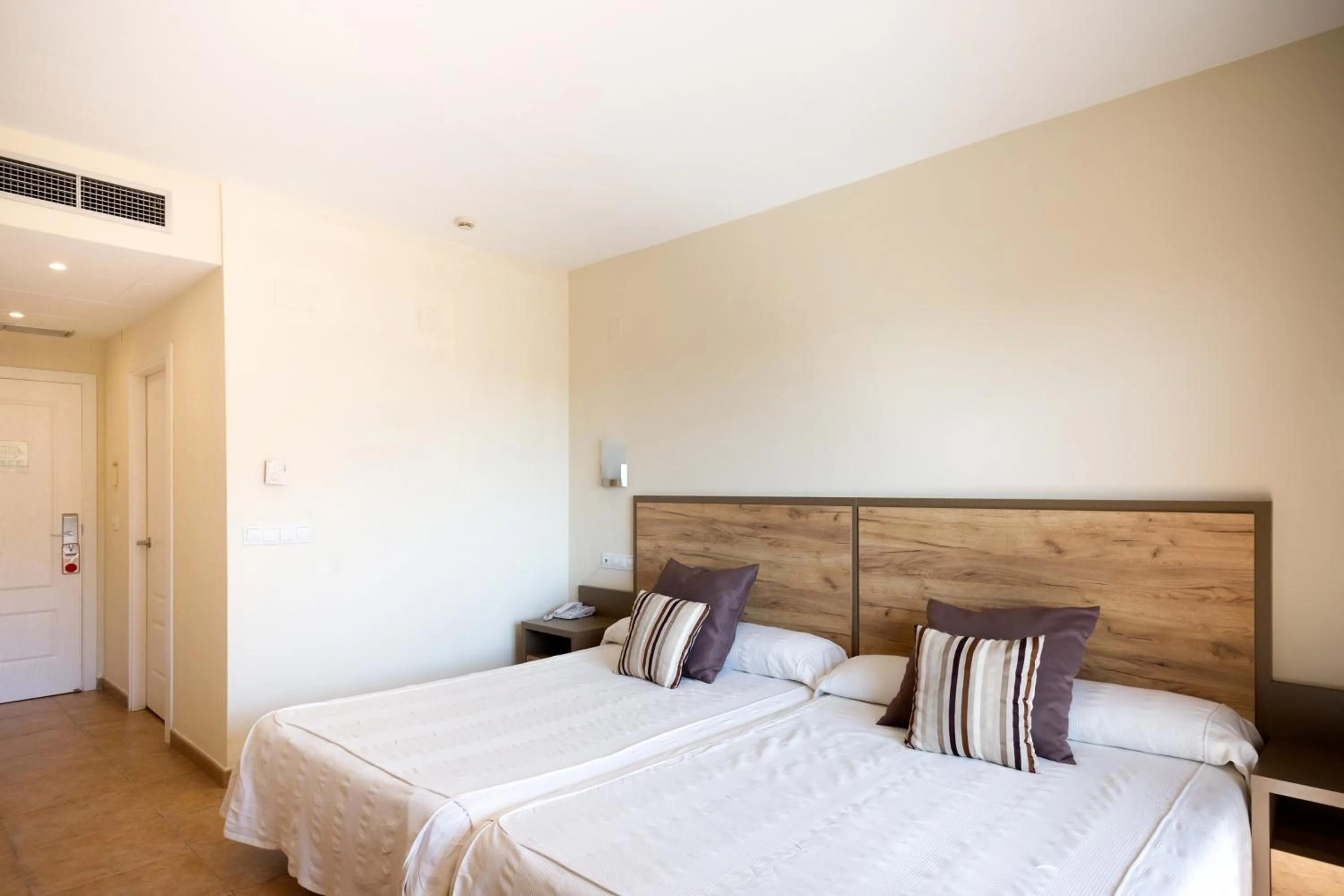 Photo of the whole room, Bed in Ohtels La Hacienda