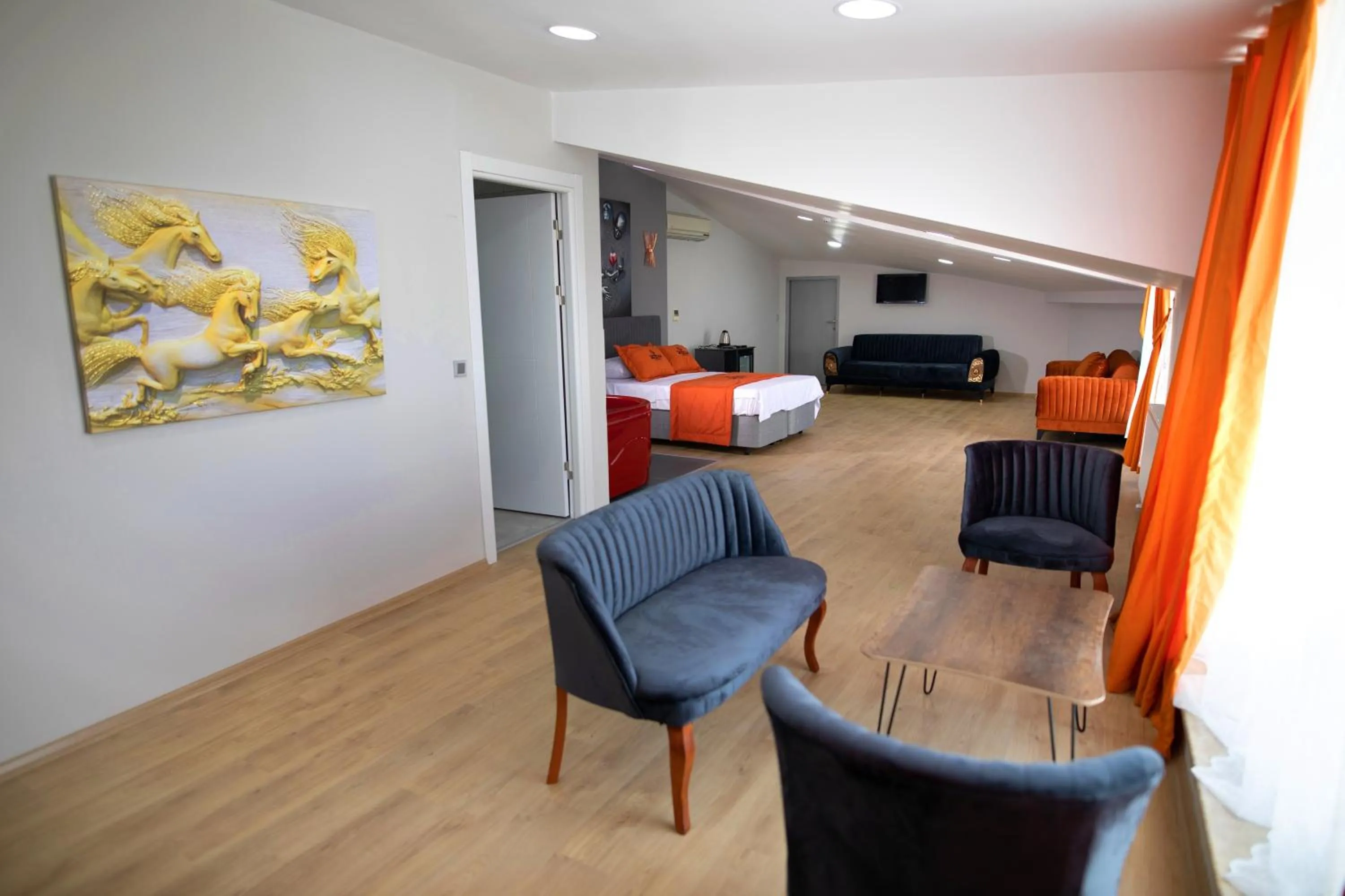 Communal lounge/ TV room in ZOOM HOTEL