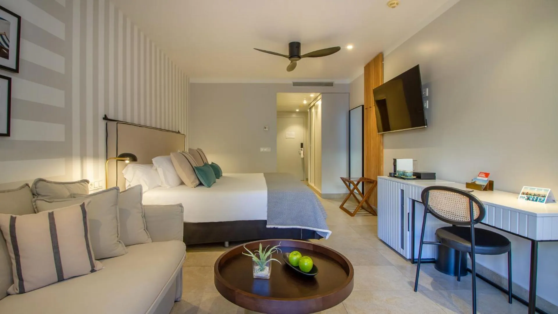 Communal lounge/ TV room, Bed in SOLYMAR Gran Hotel