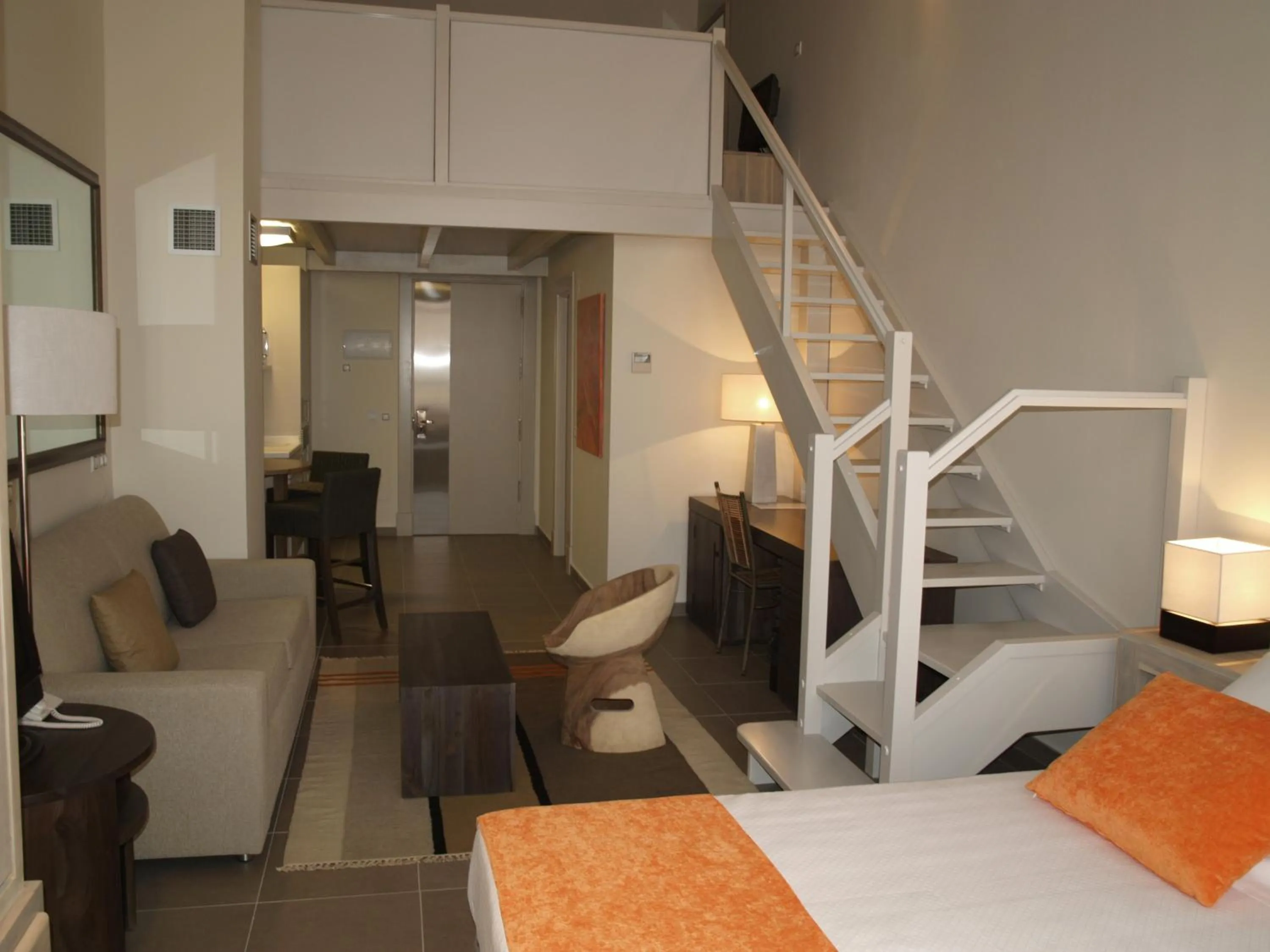 Photo of the whole room, Bed in Eco Alcalá Suites