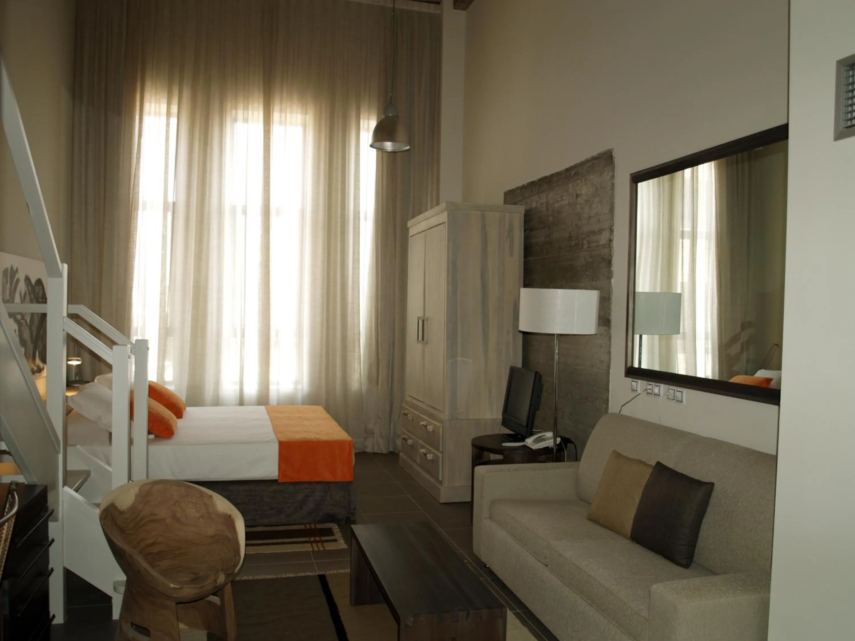 Photo of the whole room, Bed in Eco Alcalá Suites