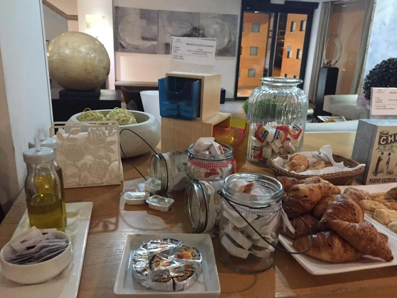 Buffet breakfast in Eco Alcalá Suites