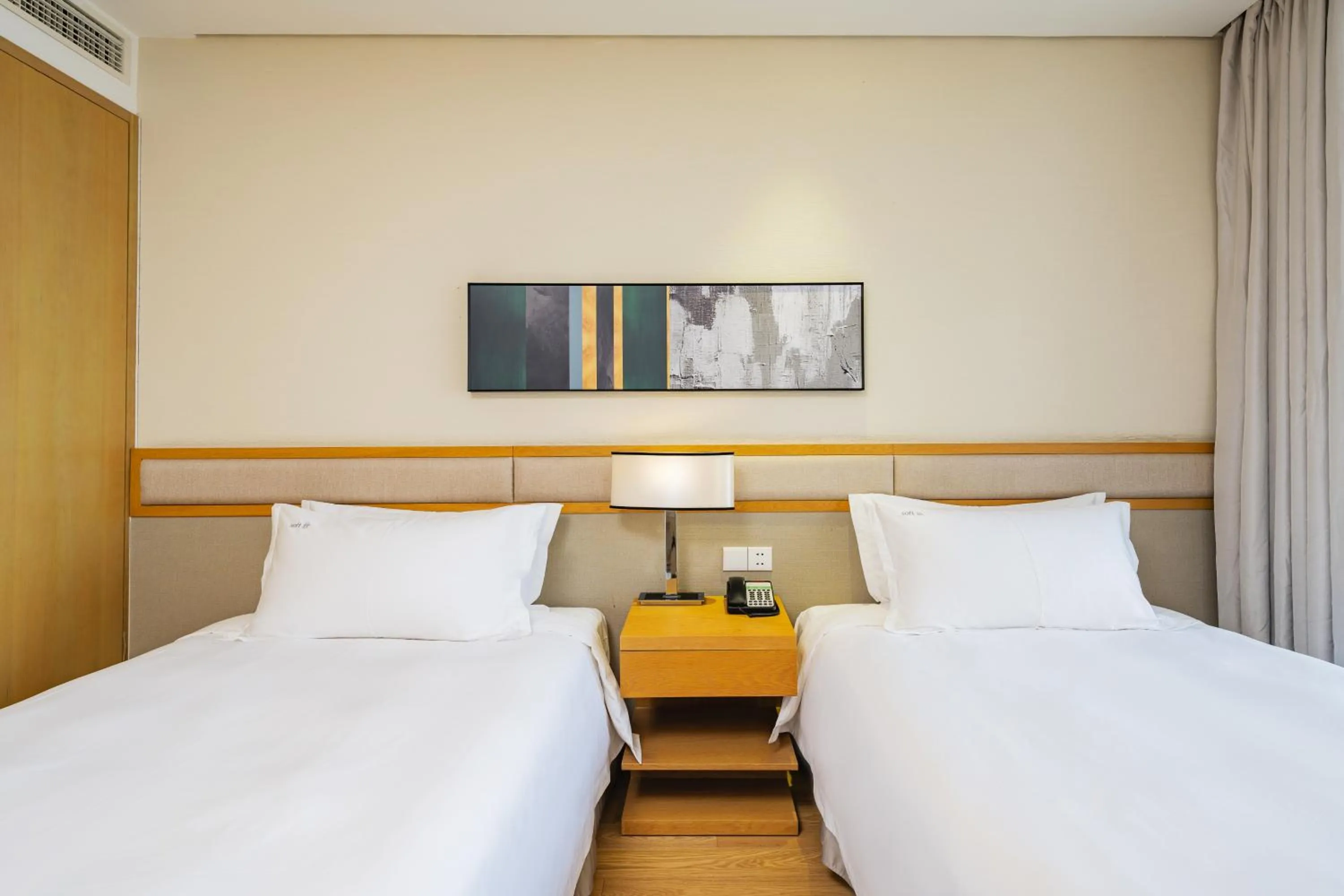 Bed in Holiday Inn & Suites Suzhou Yangcheng Lake, an IHG Hotel