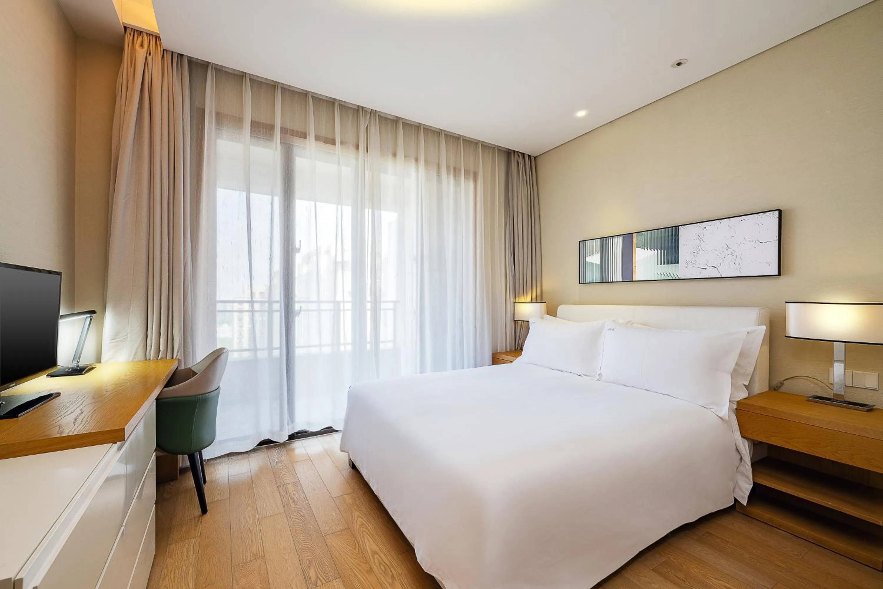 TV and multimedia in Holiday Inn & Suites Suzhou Yangcheng Lake, an IHG Hotel