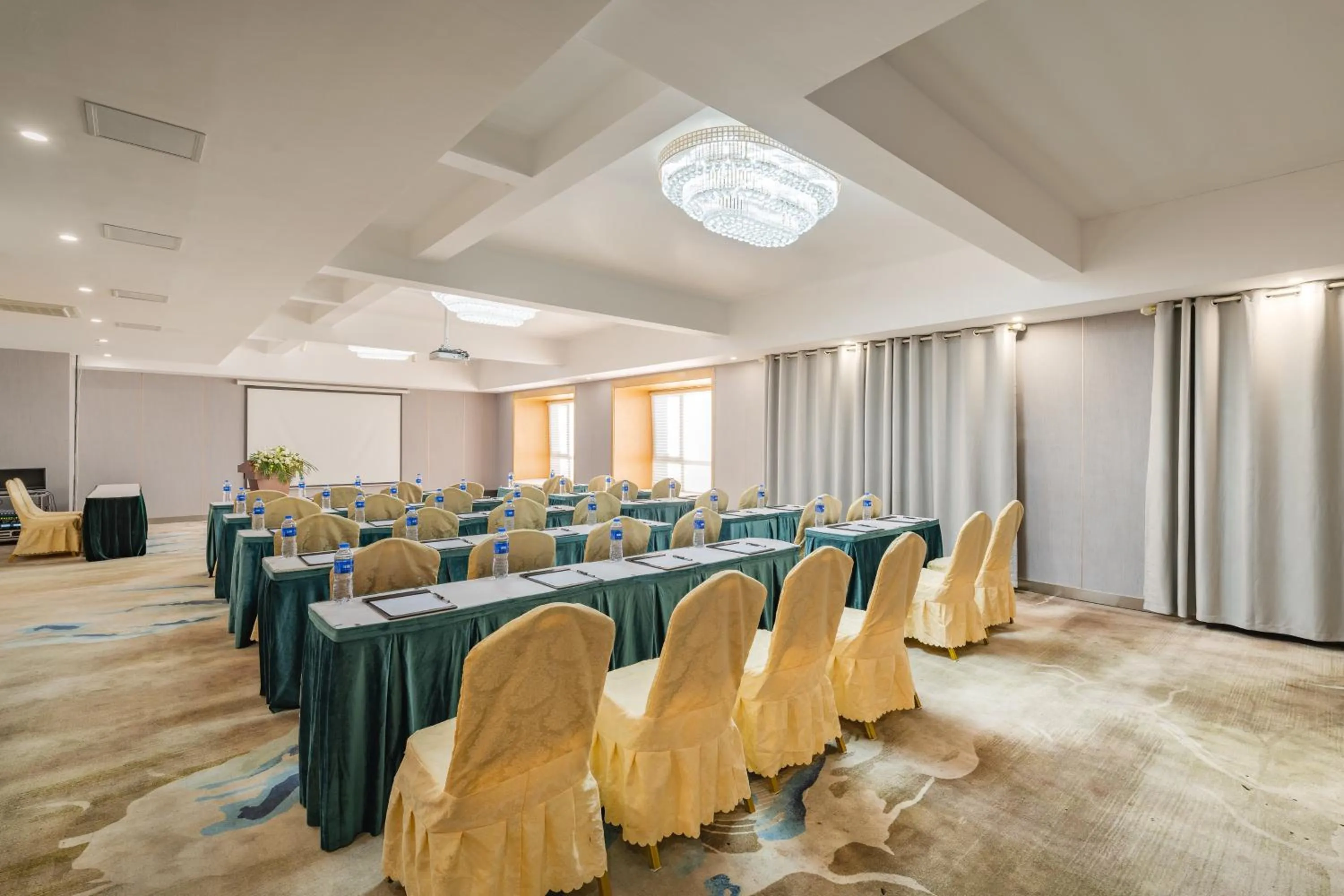 Meeting/conference room in Holiday Inn & Suites Suzhou Yangcheng Lake, an IHG Hotel