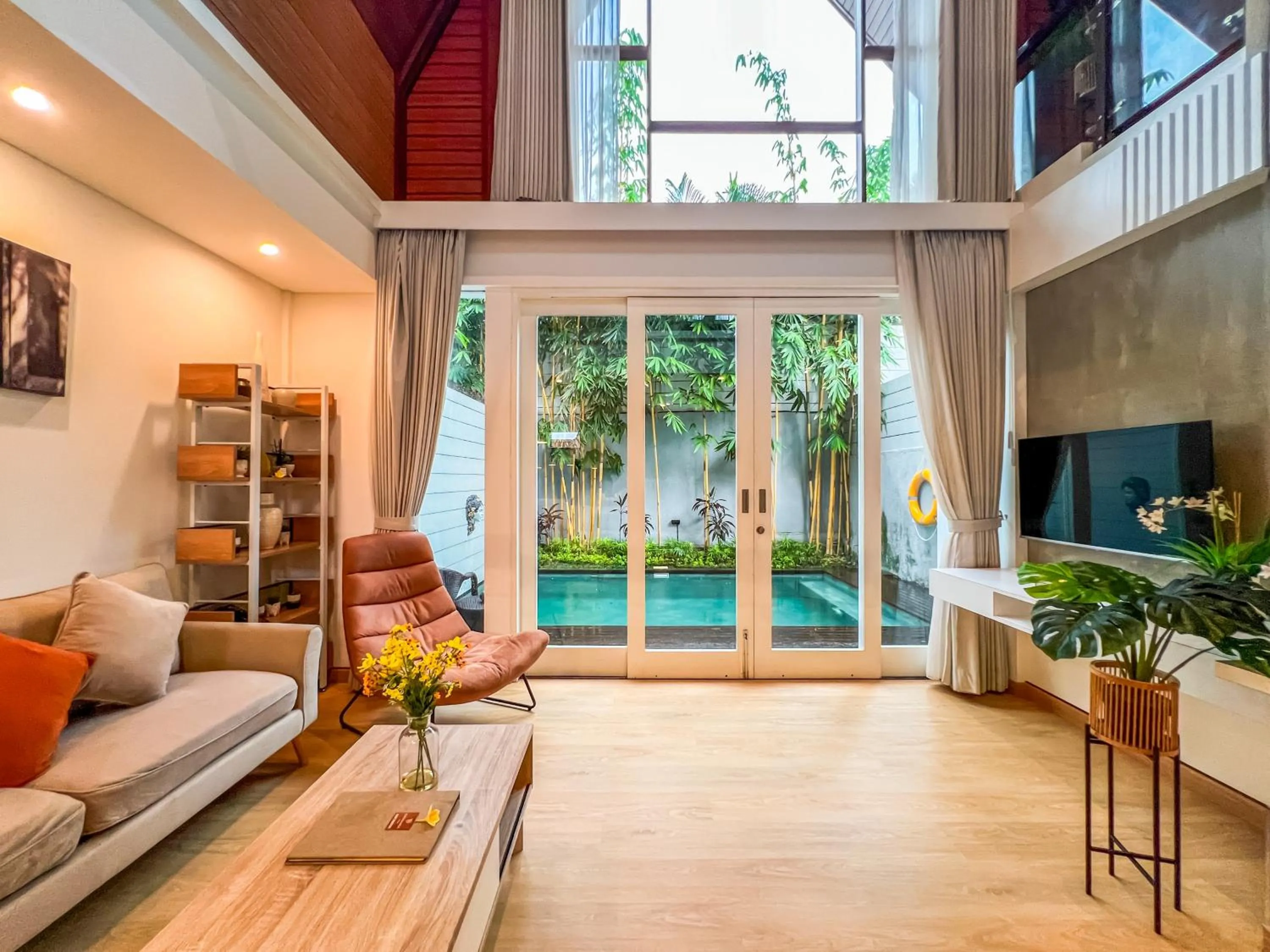 Communal lounge/ TV room in Kanhara Villas Ubud by GenuineHost