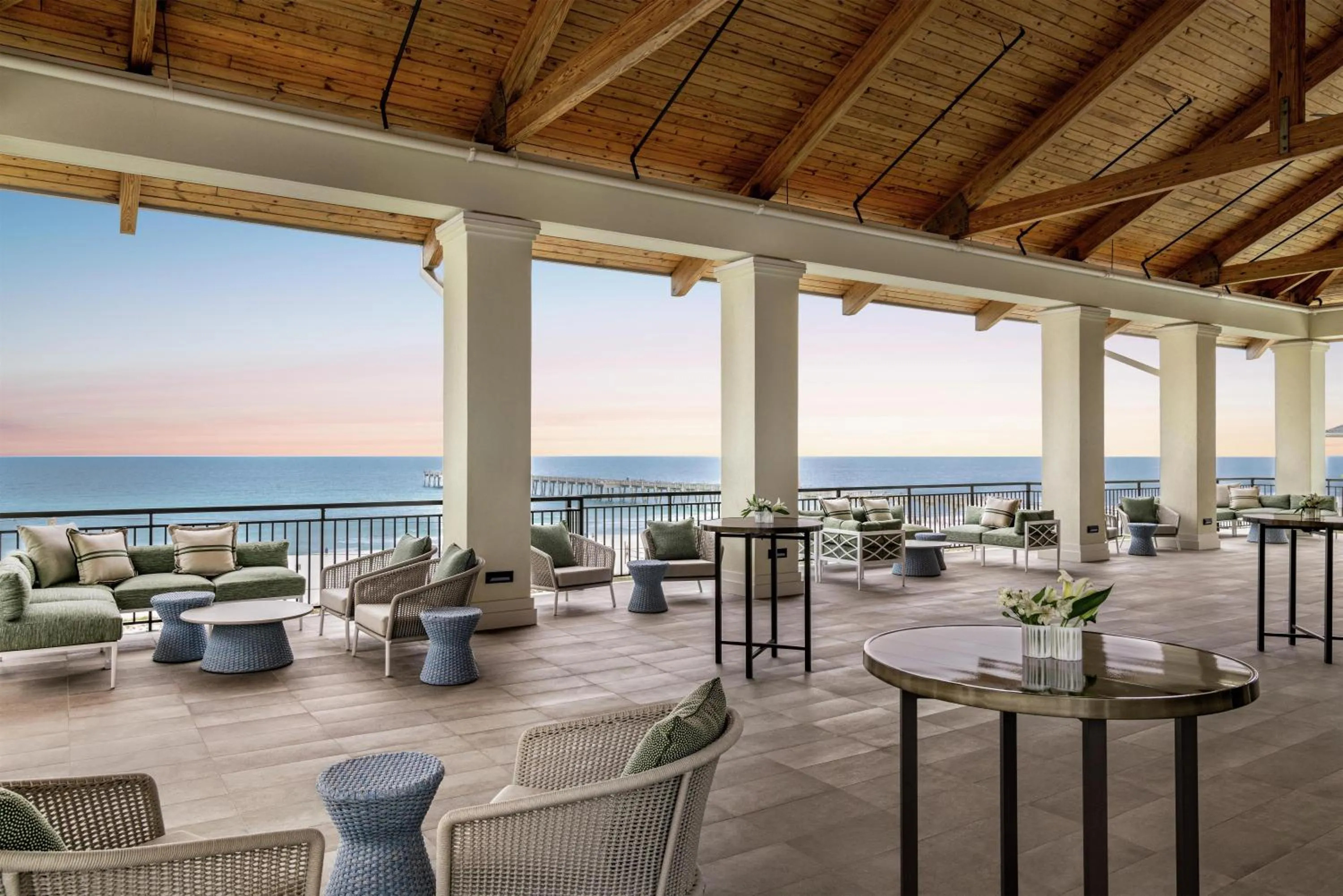 Lounge or bar in Embassy Suites By Hilton Panama City Beach Resort