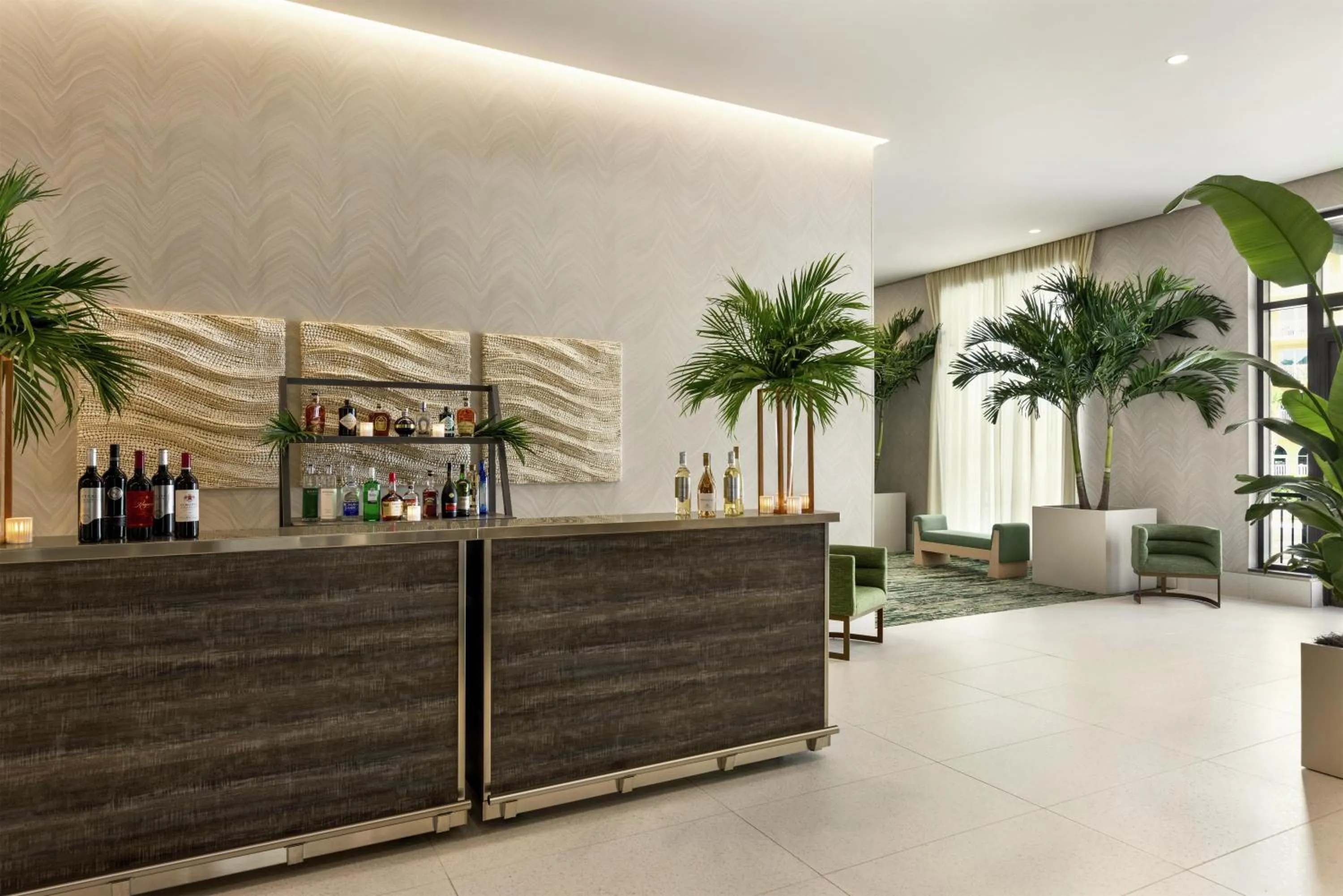 Lounge or bar in Embassy Suites By Hilton Panama City Beach Resort