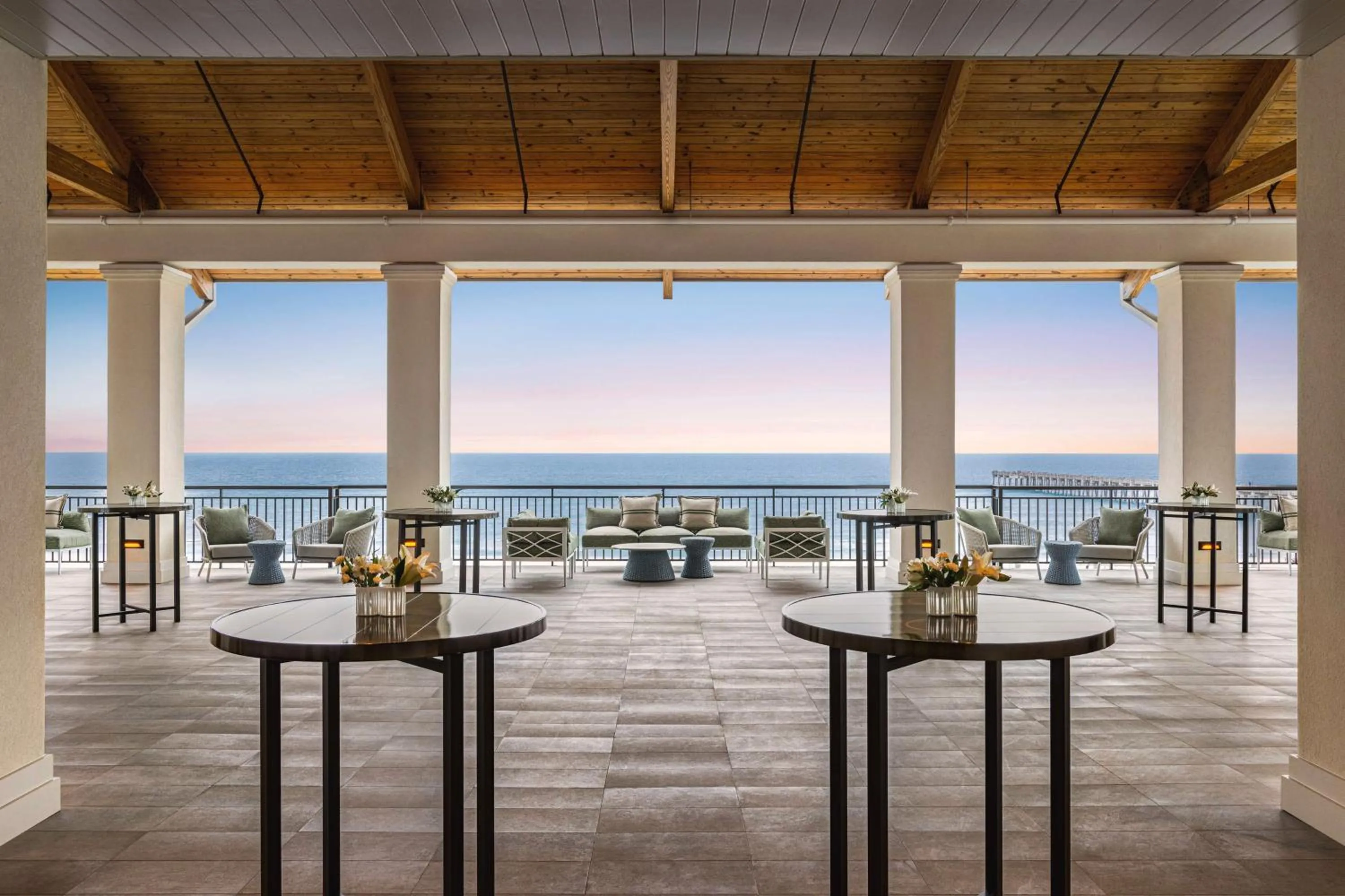 Lounge or bar in Embassy Suites By Hilton Panama City Beach Resort