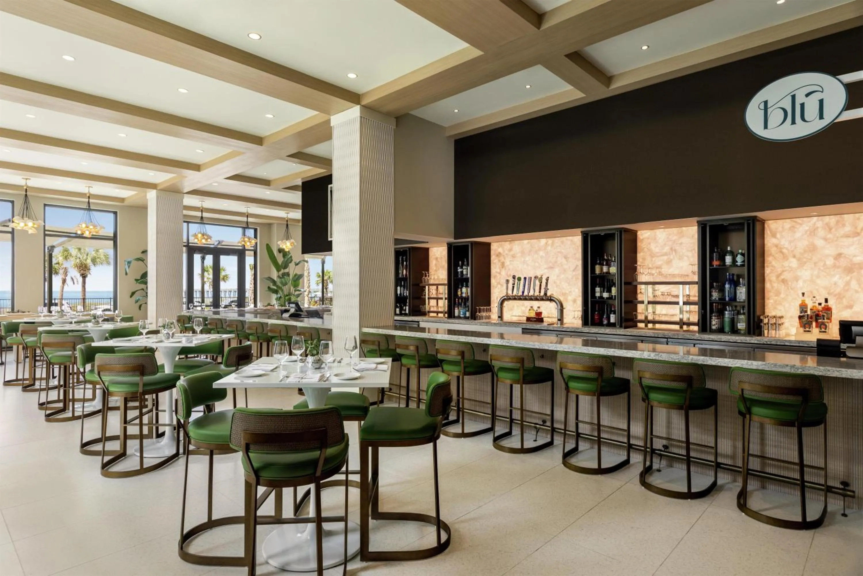 Lounge or bar in Embassy Suites By Hilton Panama City Beach Resort