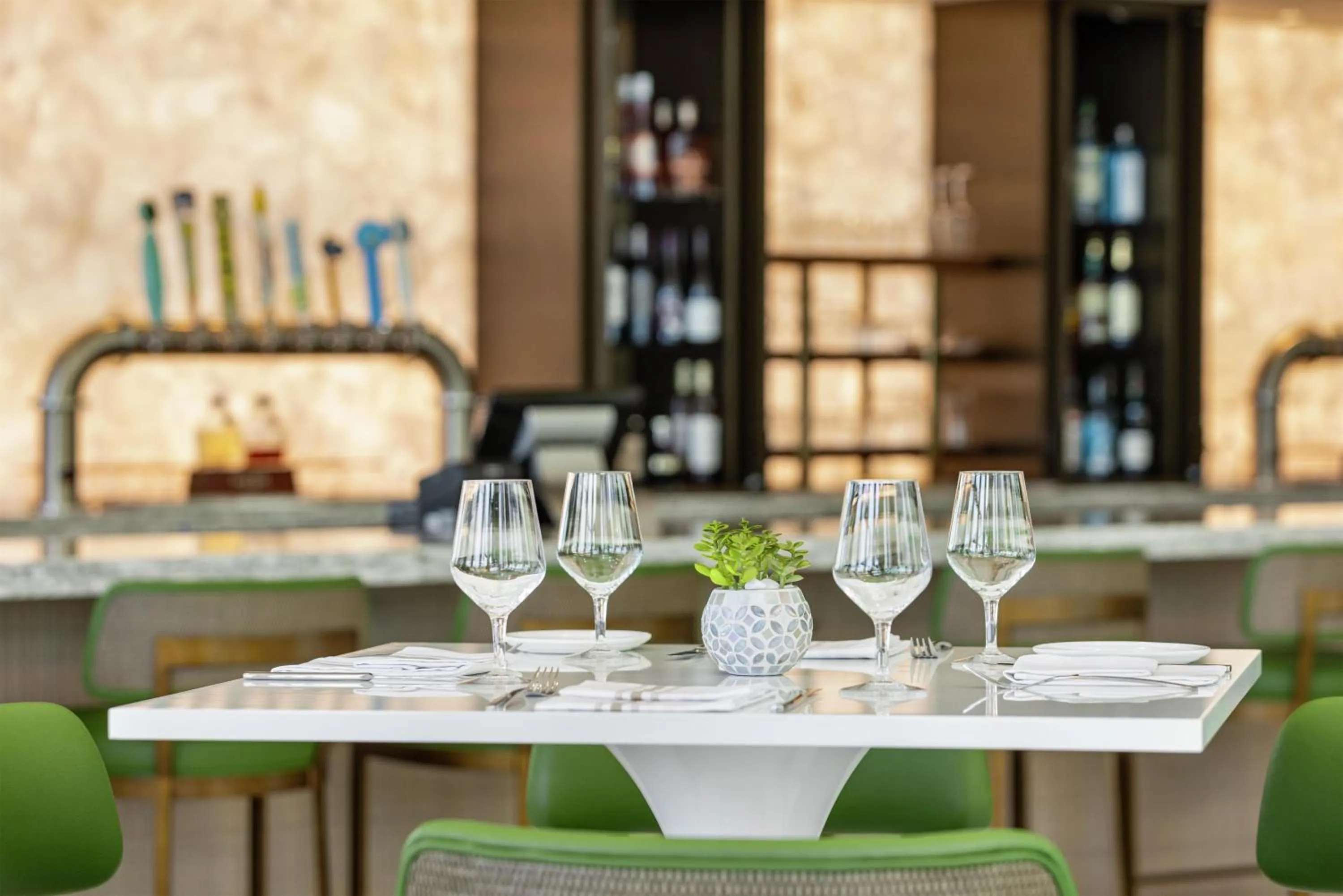 Lounge or bar in Embassy Suites By Hilton Panama City Beach Resort