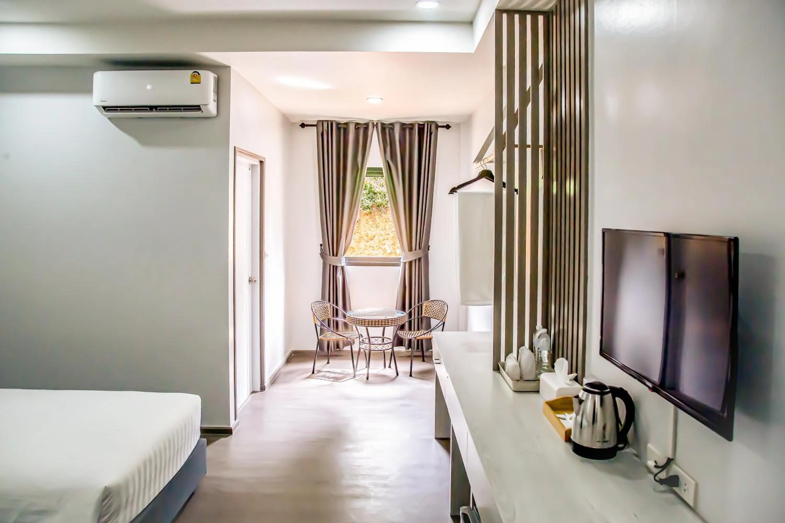 Communal lounge/ TV room, Bed in น่าน ม่วนใจ Nan Muanjai Hotel