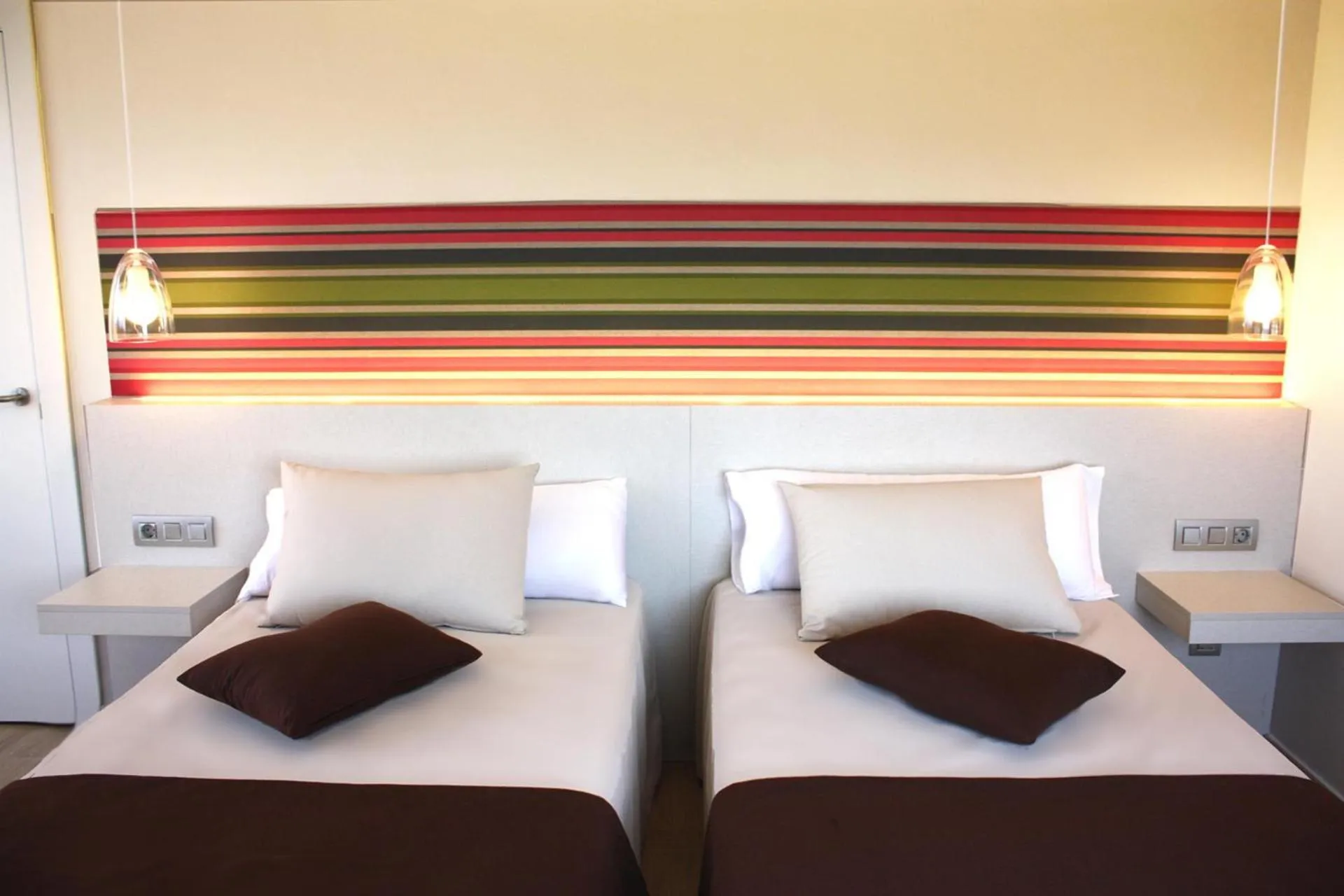 Photo of the whole room, Bed in ALEGRIA Plaza Paris 4*Sup