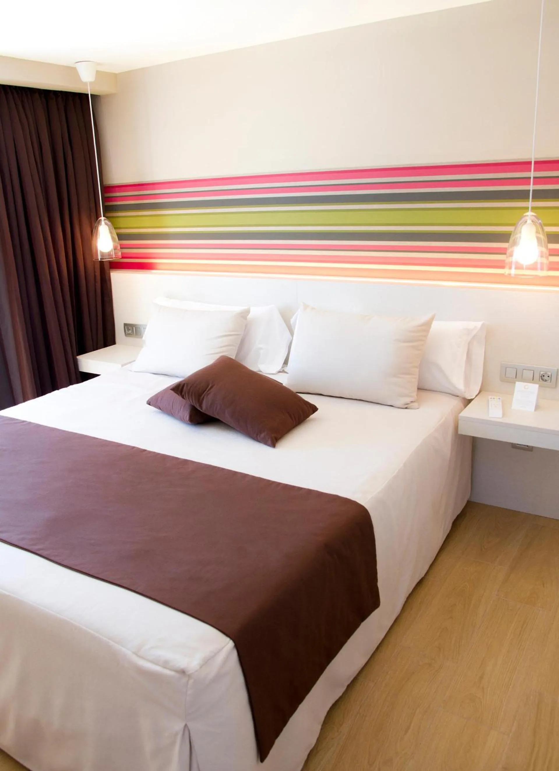 Photo of the whole room, Bed in ALEGRIA Plaza Paris 4*Sup