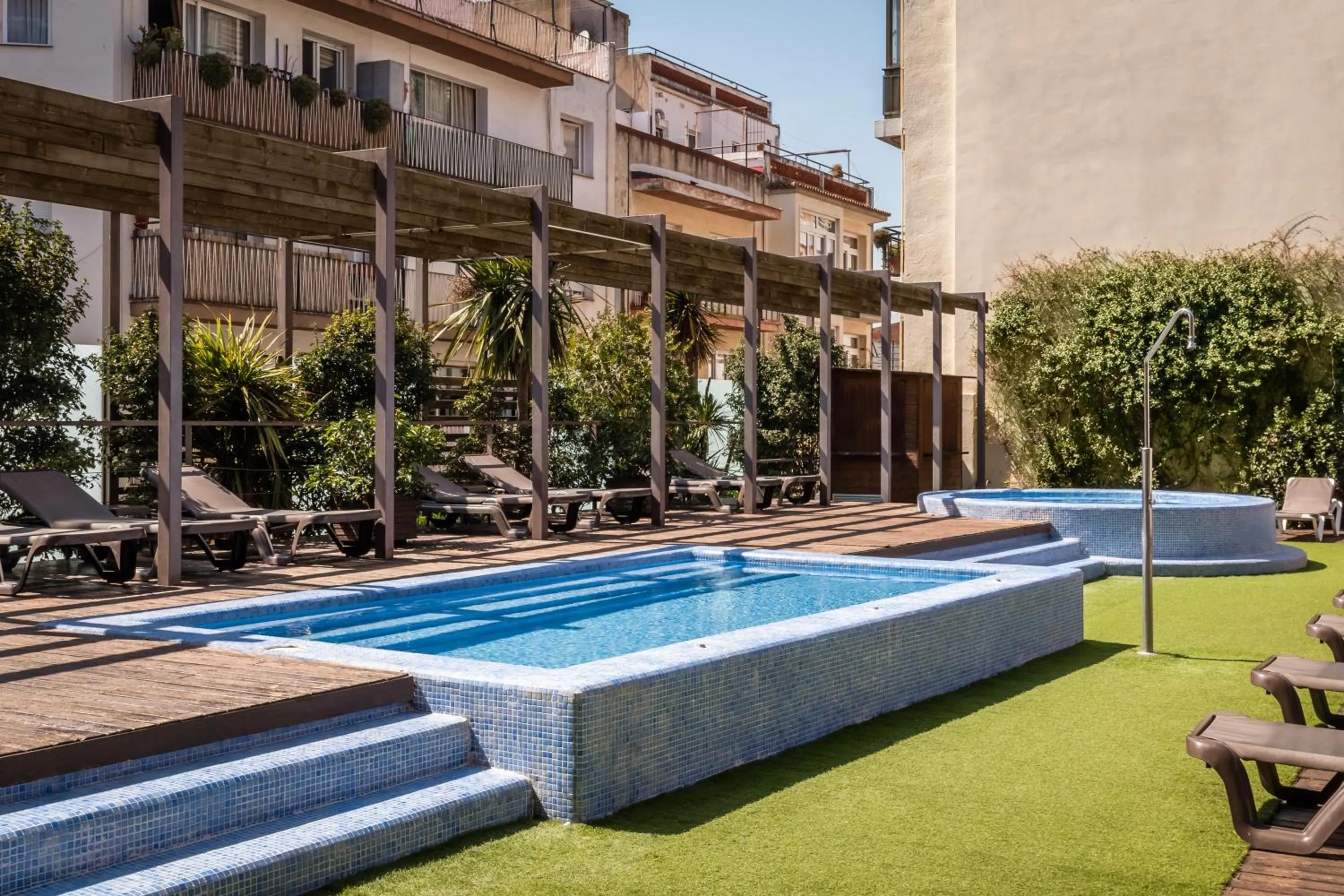 Swimming pool in ALEGRIA Plaza Paris 4*Sup