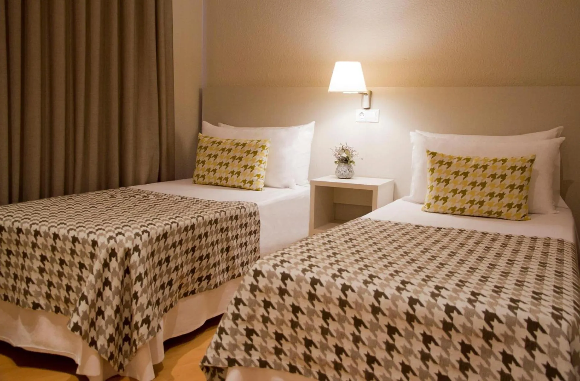 Photo of the whole room, Bed in ALEGRIA Plaza Paris 4*Sup