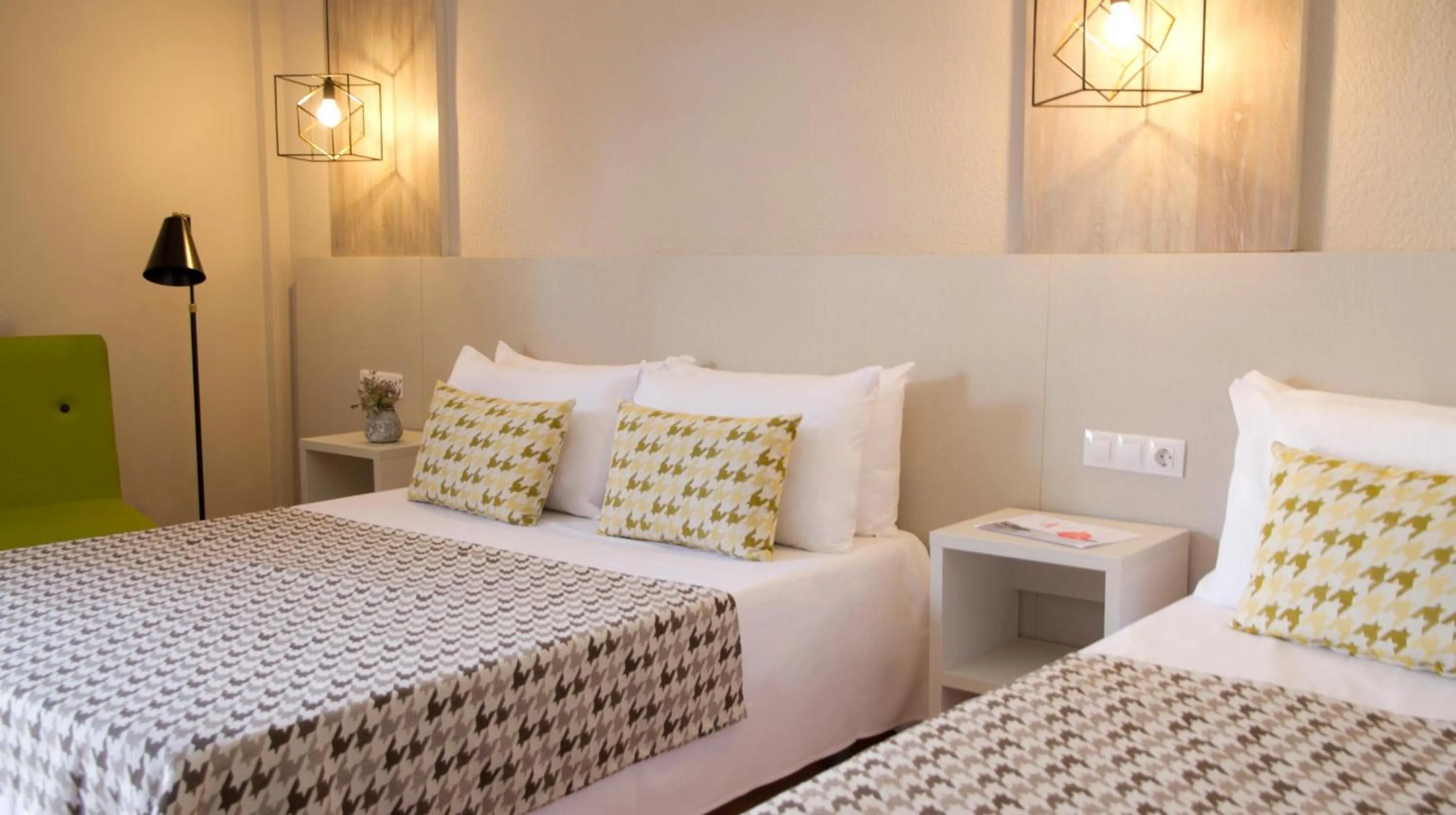 Photo of the whole room, Bed in ALEGRIA Plaza Paris 4*Sup