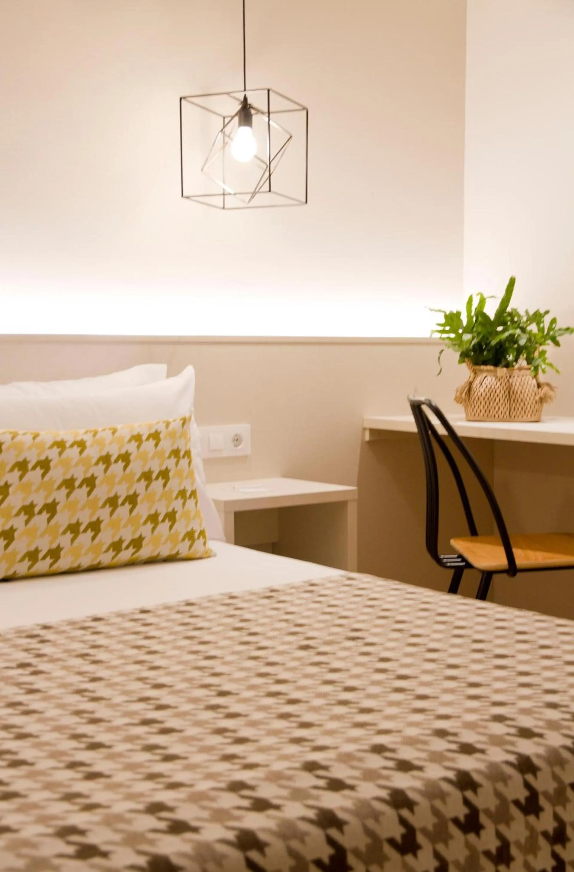 Photo of the whole room, Bed in ALEGRIA Plaza Paris 4*Sup