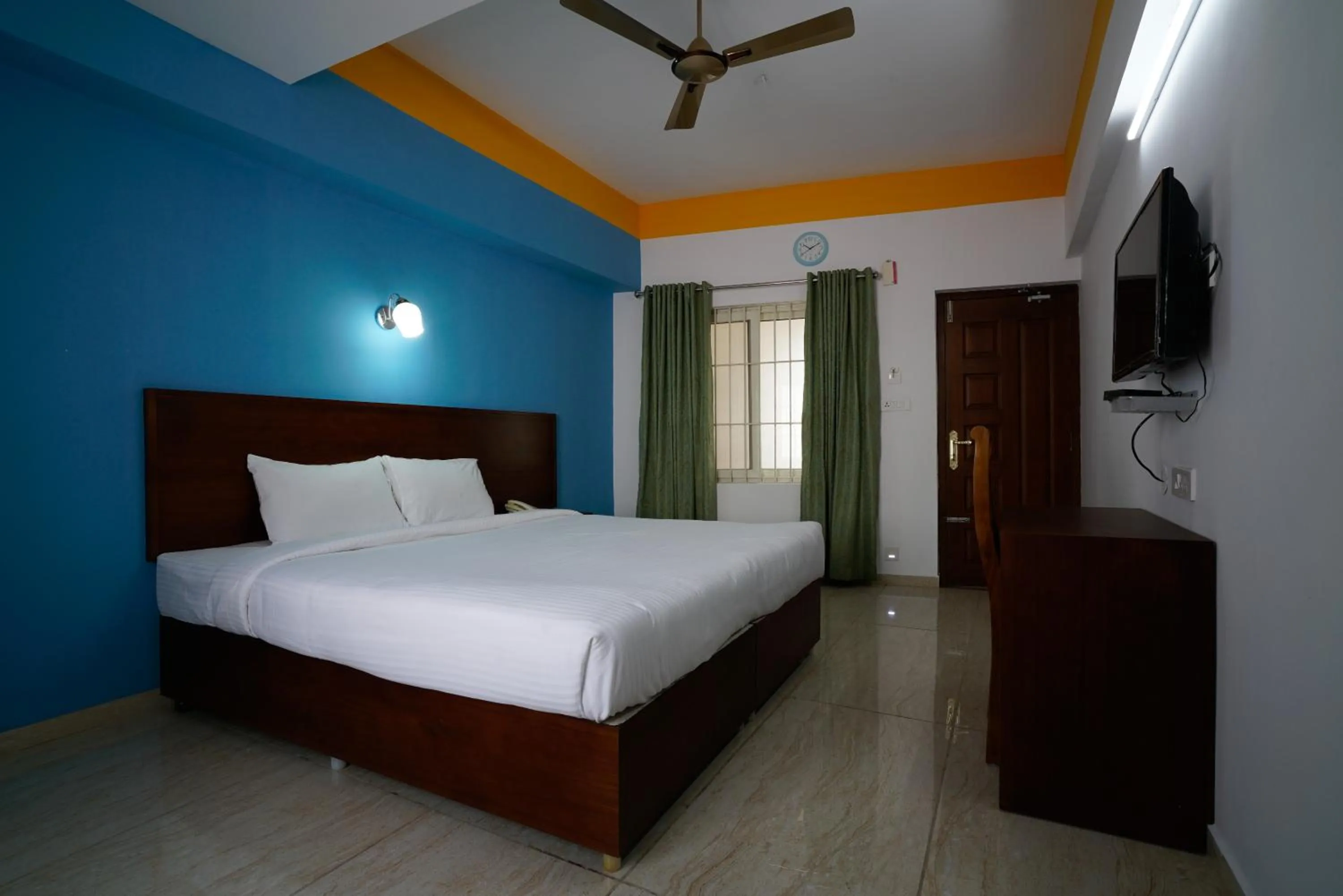 Property building, Bed in Hotel Signature Cochin