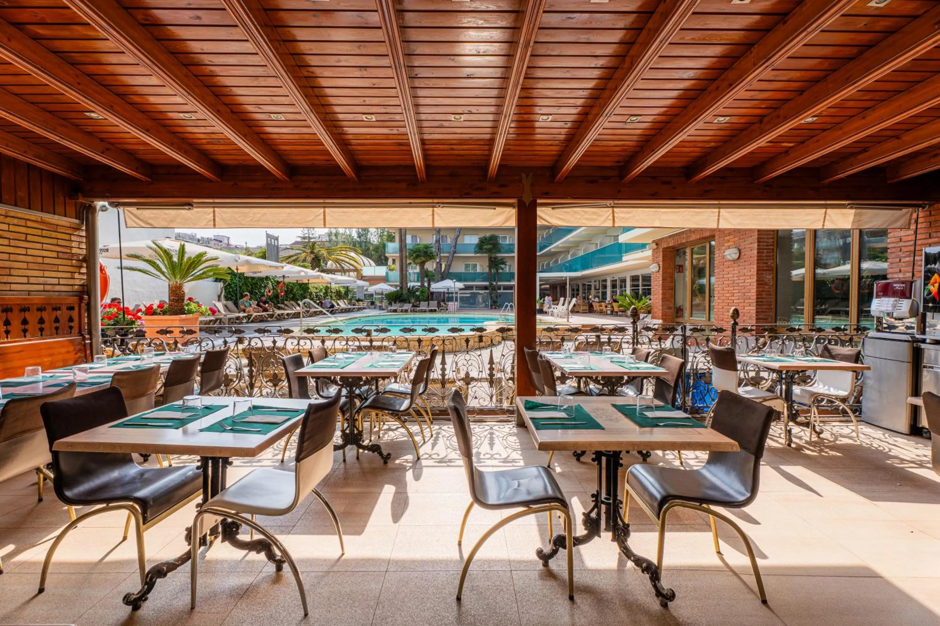 Restaurant/places to eat in Hotel Canada Palace