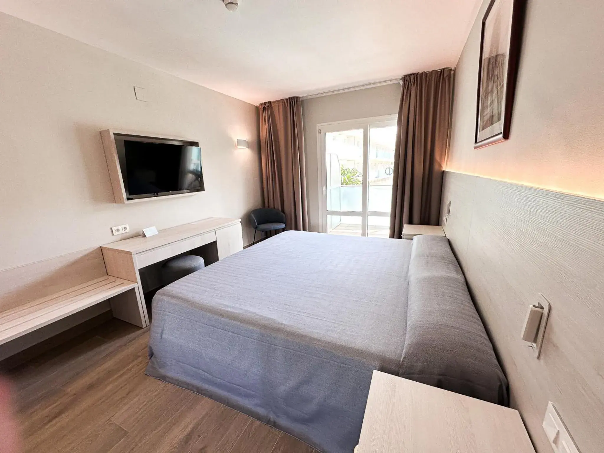 Superior Room with Pool View in Hotel Canada Palace Superior Room with Pool View in Hotel Canada Palace