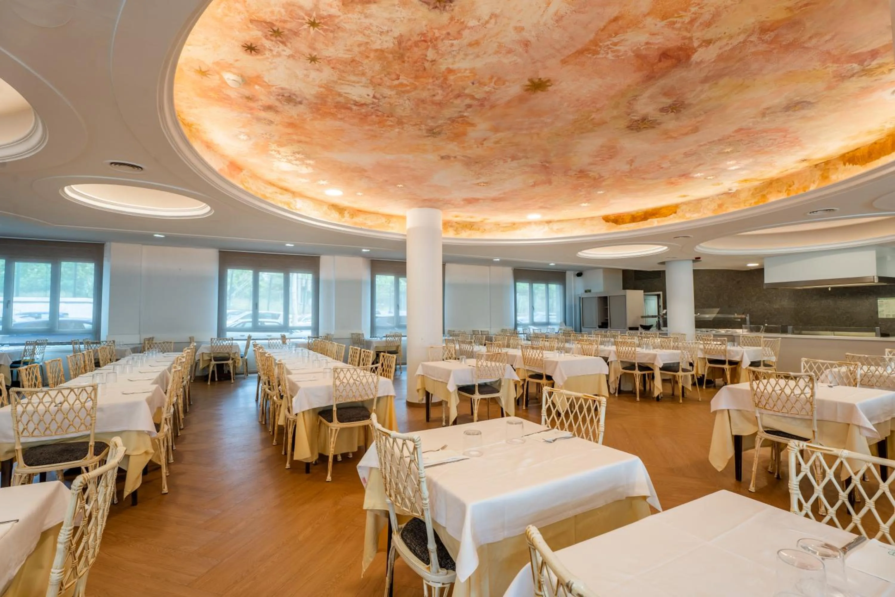 Restaurant/places to eat in Hotel Canada Palace